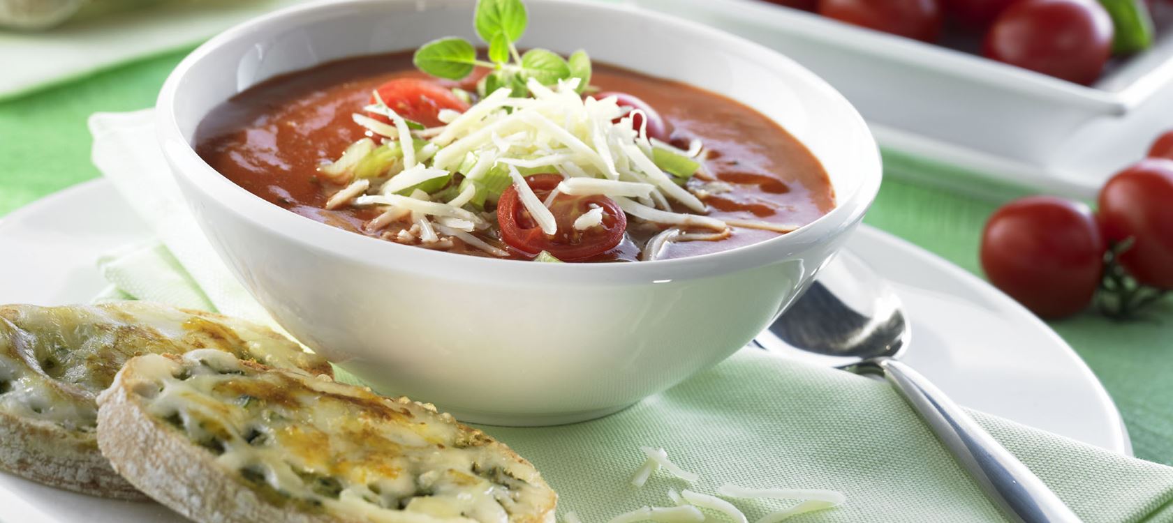 Kirschtomatensuppe mit Pestokrüstchen