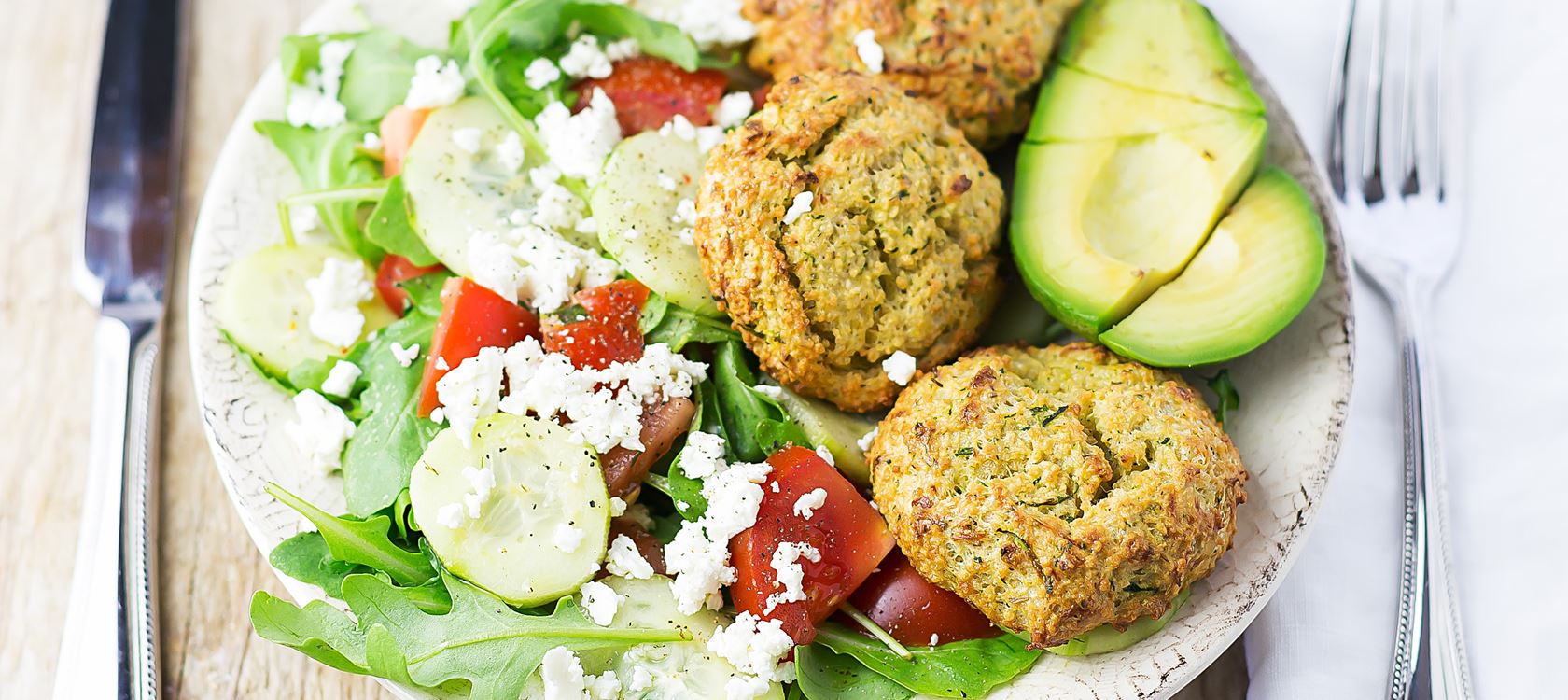 Zucchini-Couscous-Laibchen mit Salat