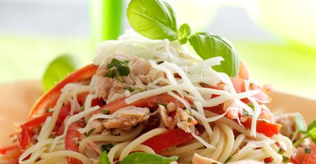 Pasta mit Thunfisch und Tomaten-Basilikum-Soße - Rezept | Arla Foods