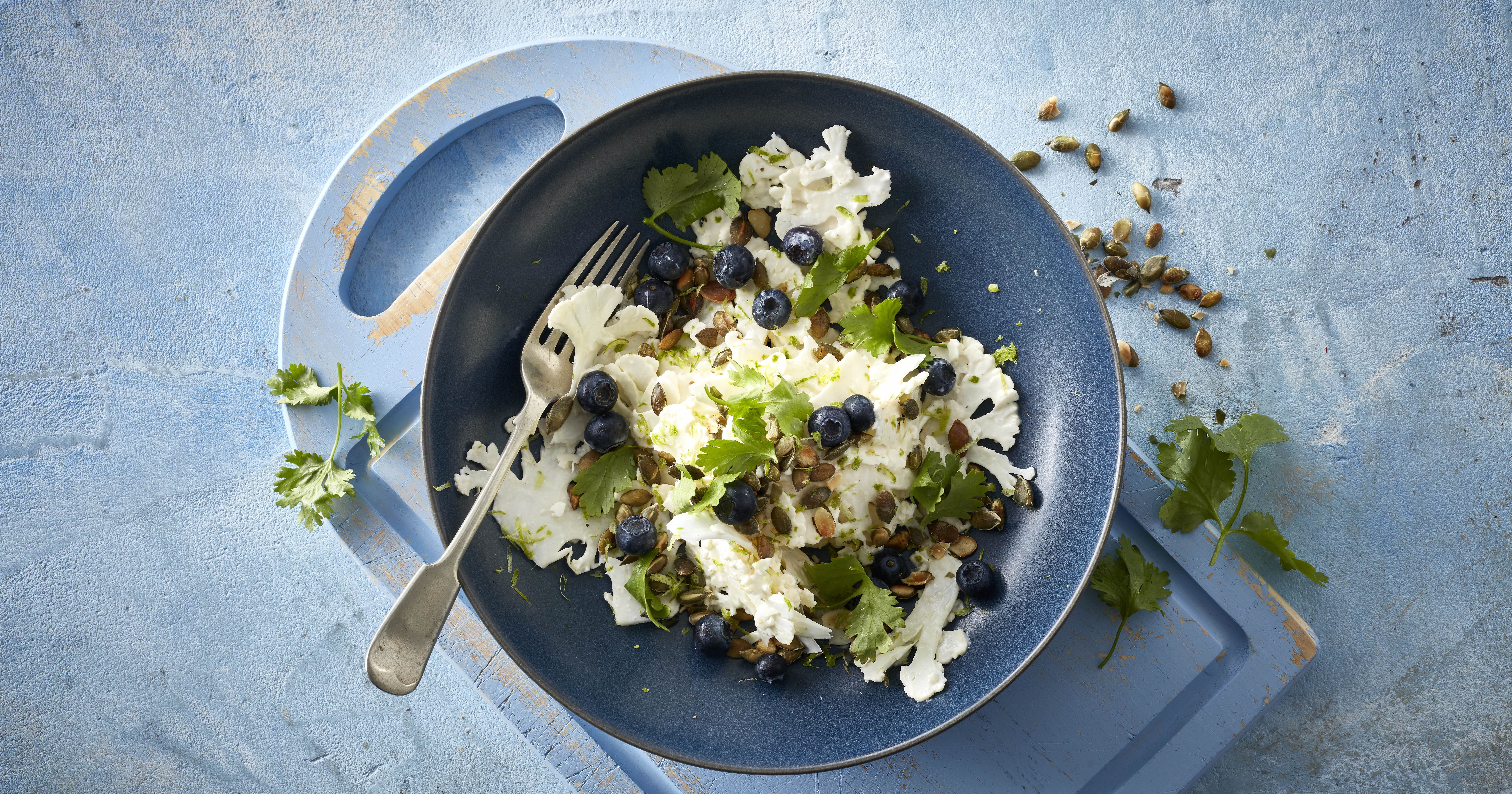 Frisk blomkålssalat med lime og blåbær