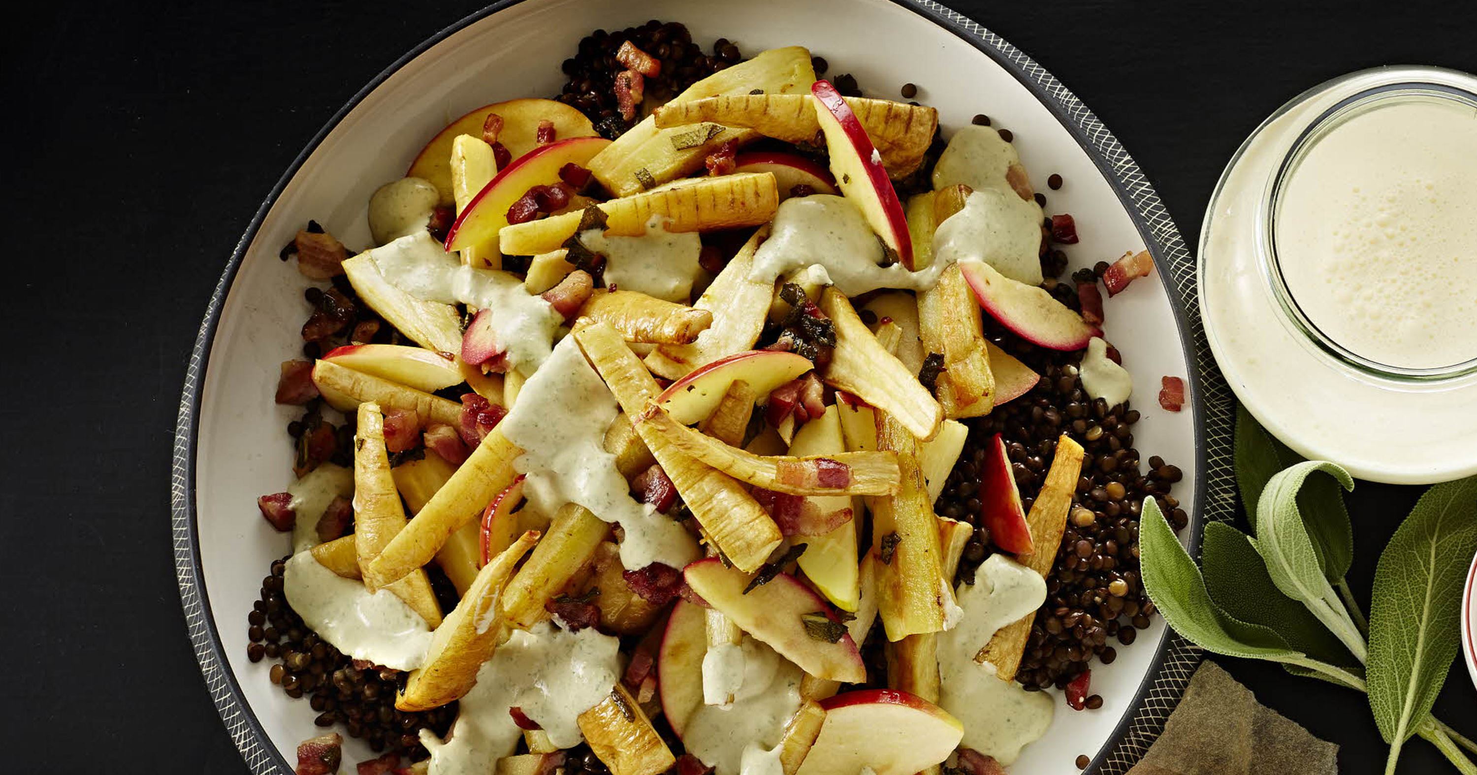 Bagt pastinaksalat med linser, bacon og grøn fløde