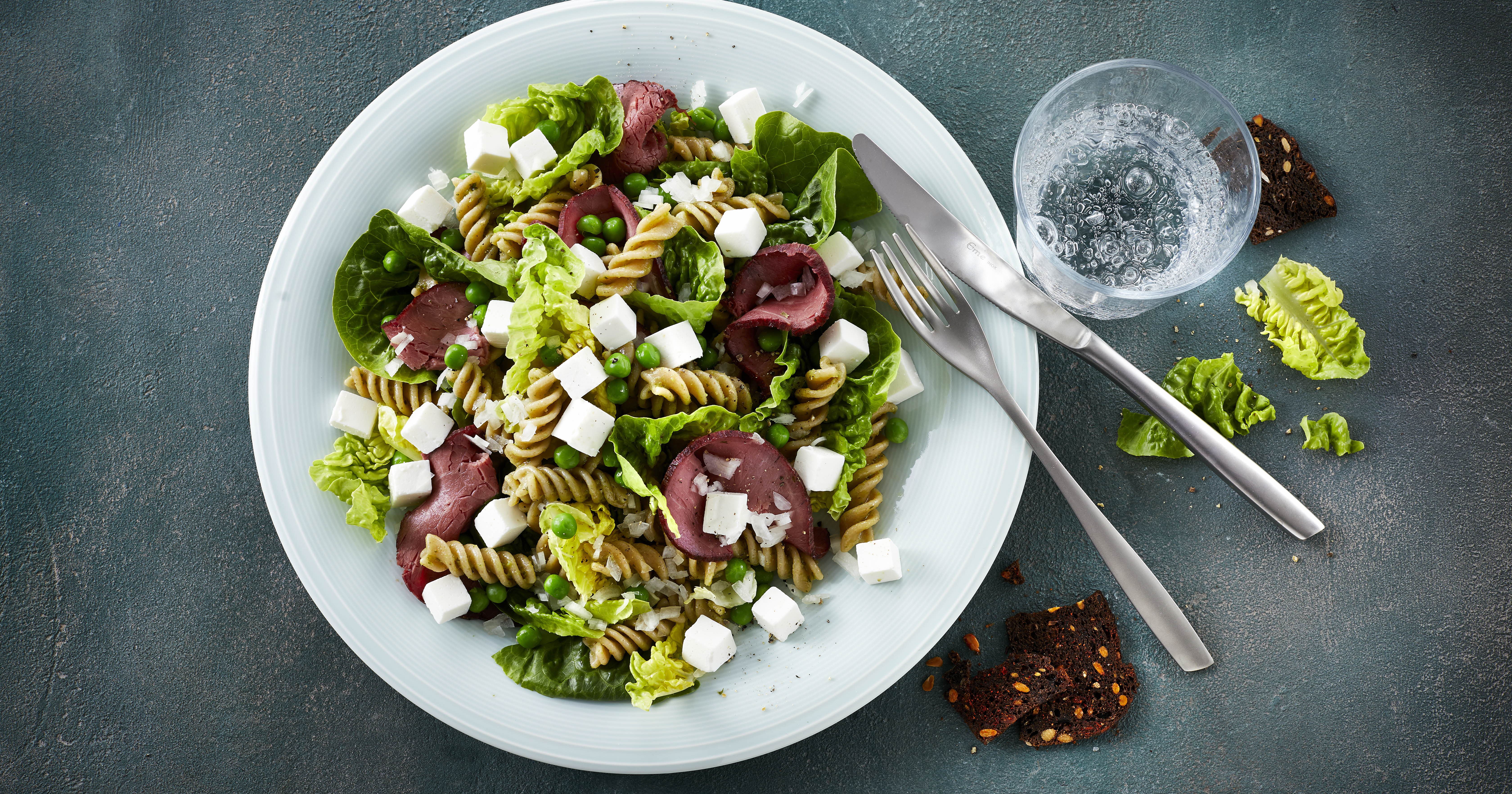 Pastasalat med basilikumpesto