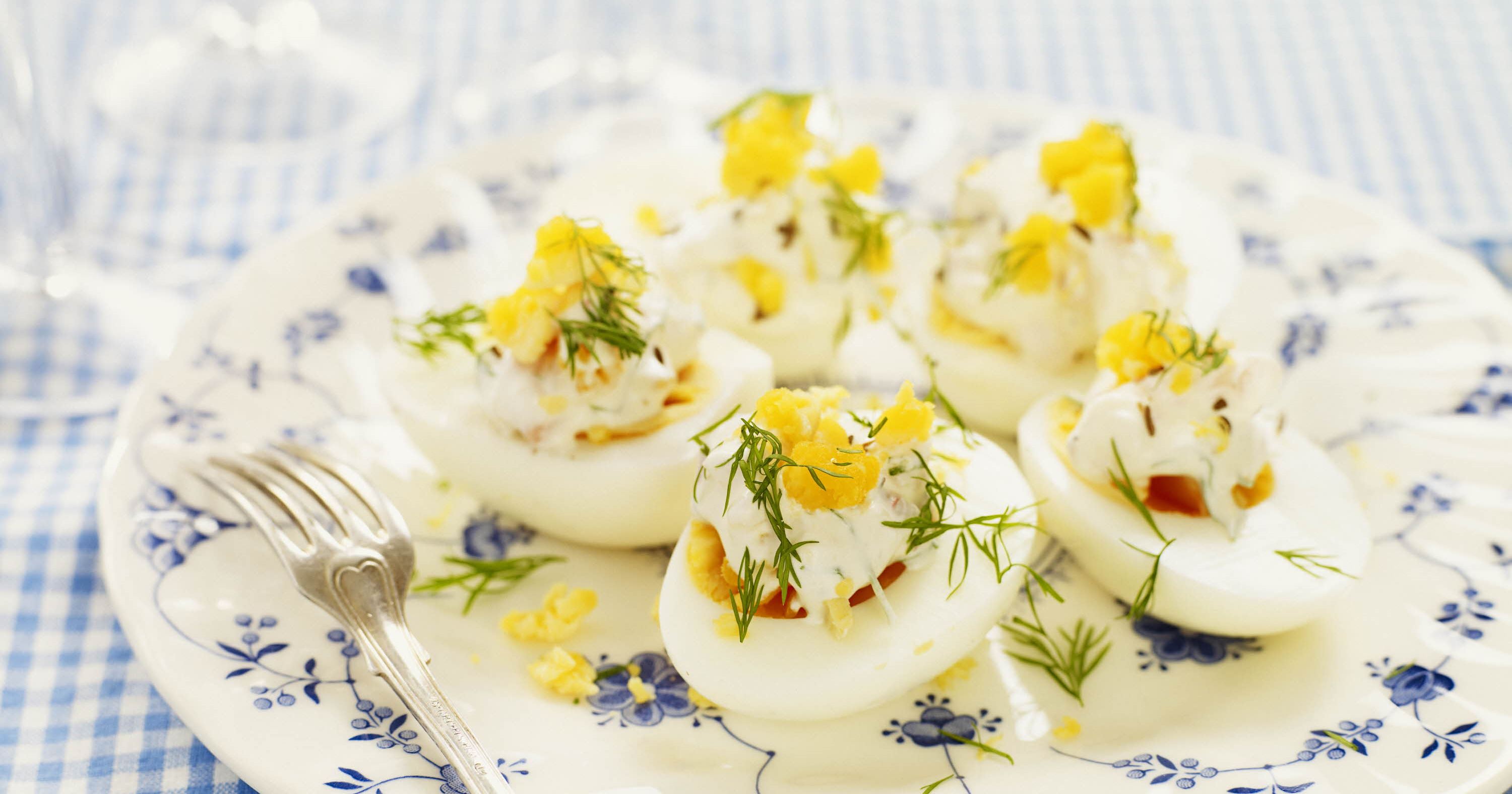 Halve æg med rejefyld