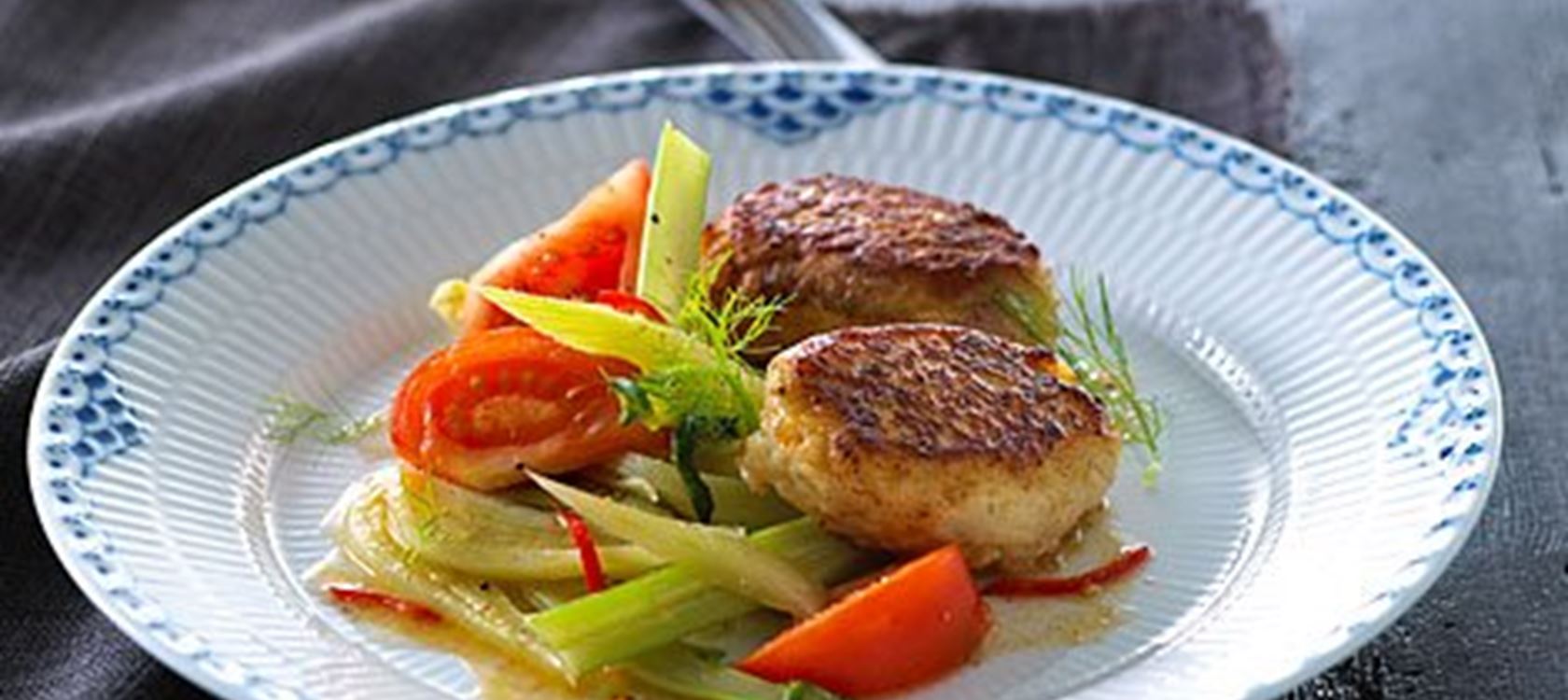 Fiskefrikadeller med lun fennikelsalat