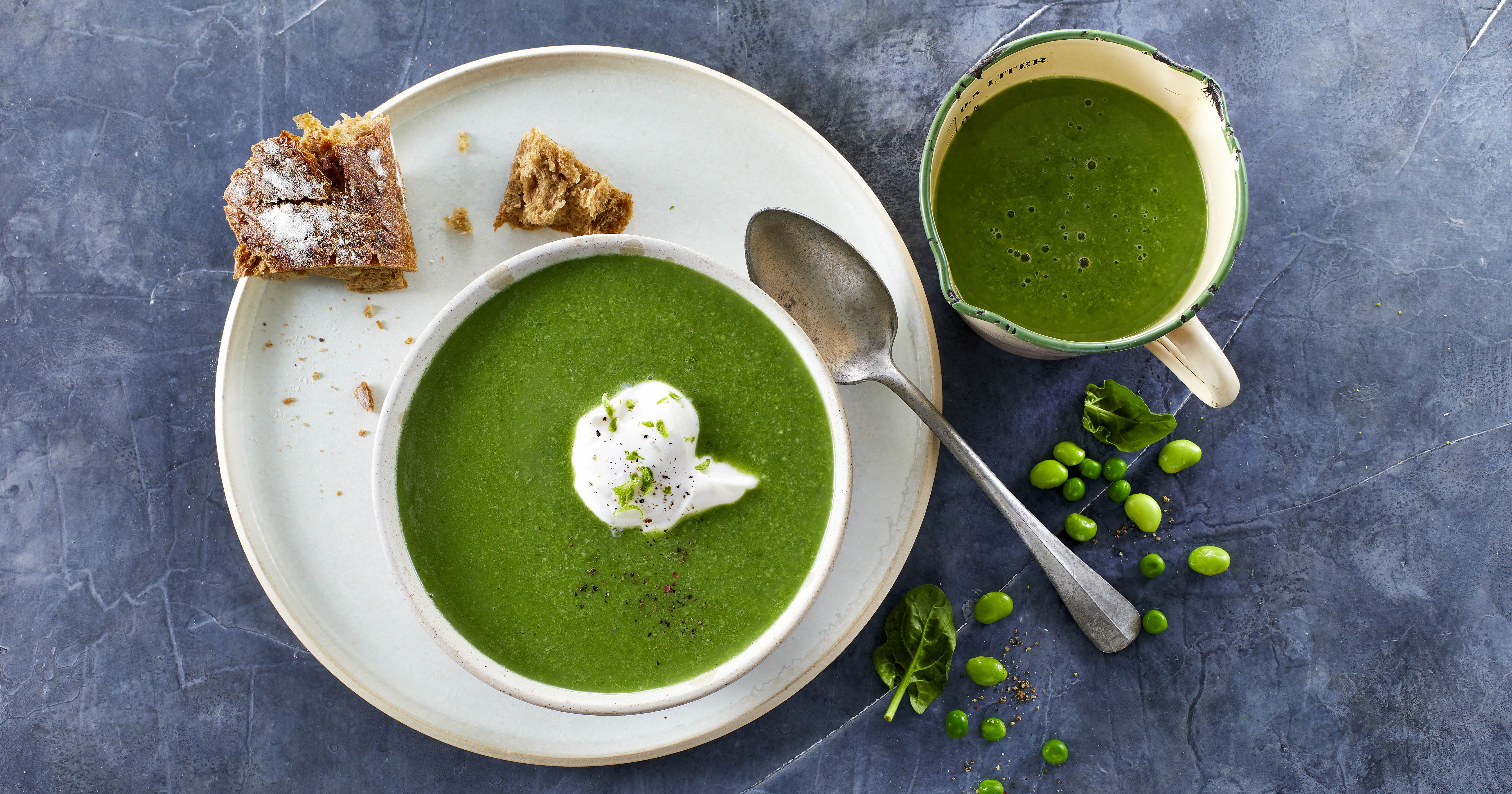 Grøn suppe med yoghurttopping