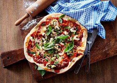 hensynsløs Retouch er nok Pizza på grill med hvidløgsmarinerede rejer - Smag Opskriften fra Arla her!  | Arla