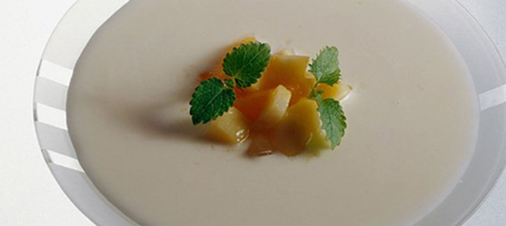 Iset ingefærsuppe med lun kompot