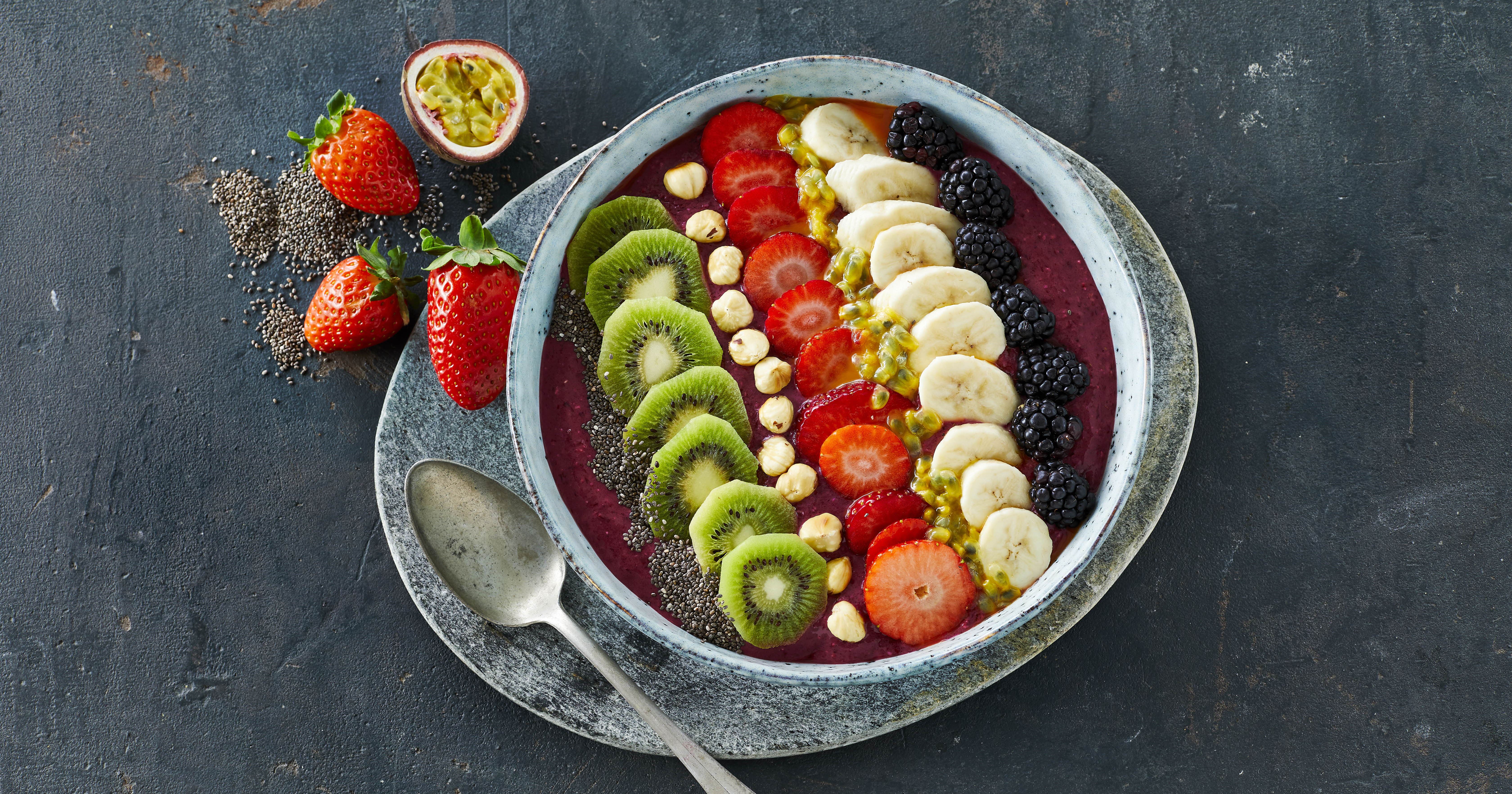 Smoothie bowl med brombær, yoghurt og havregryn
