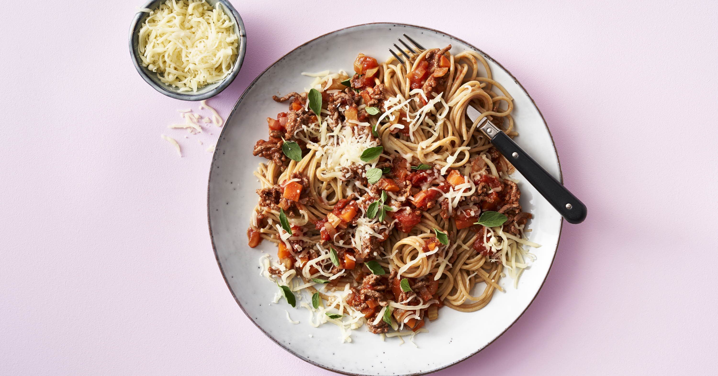 Pasta med kødsauce og grøntsager