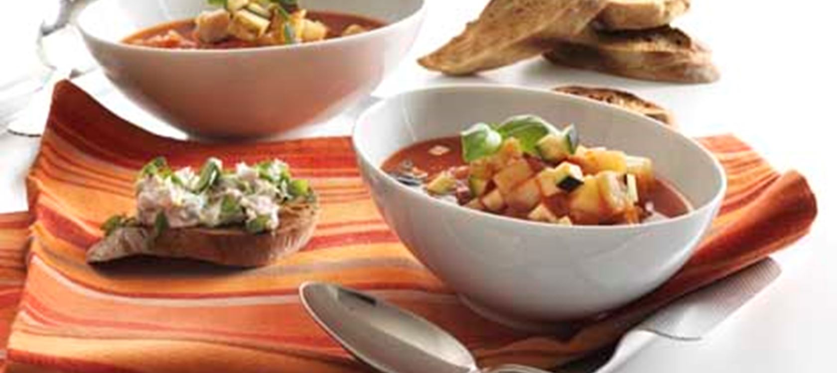 Ratatouillesuppe med tun-topping