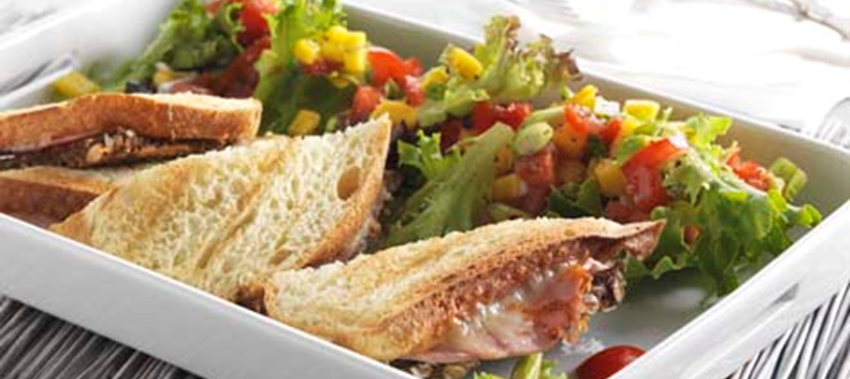 Mango-tomatsalat med skinketoast