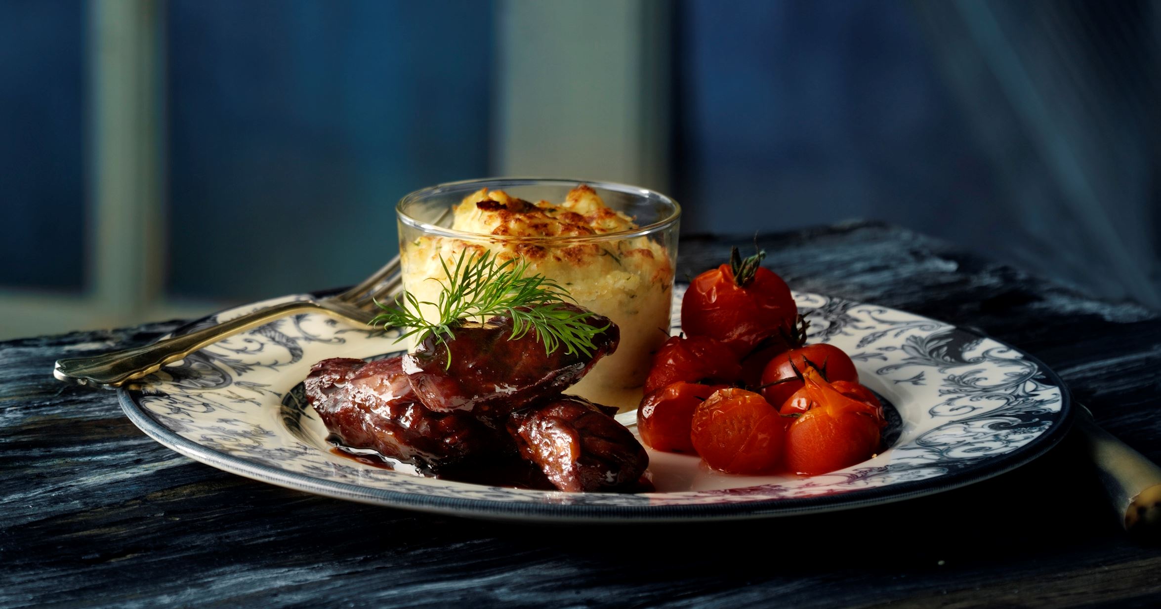 Glaserede svinekæber og blomkålsgratin med ost
