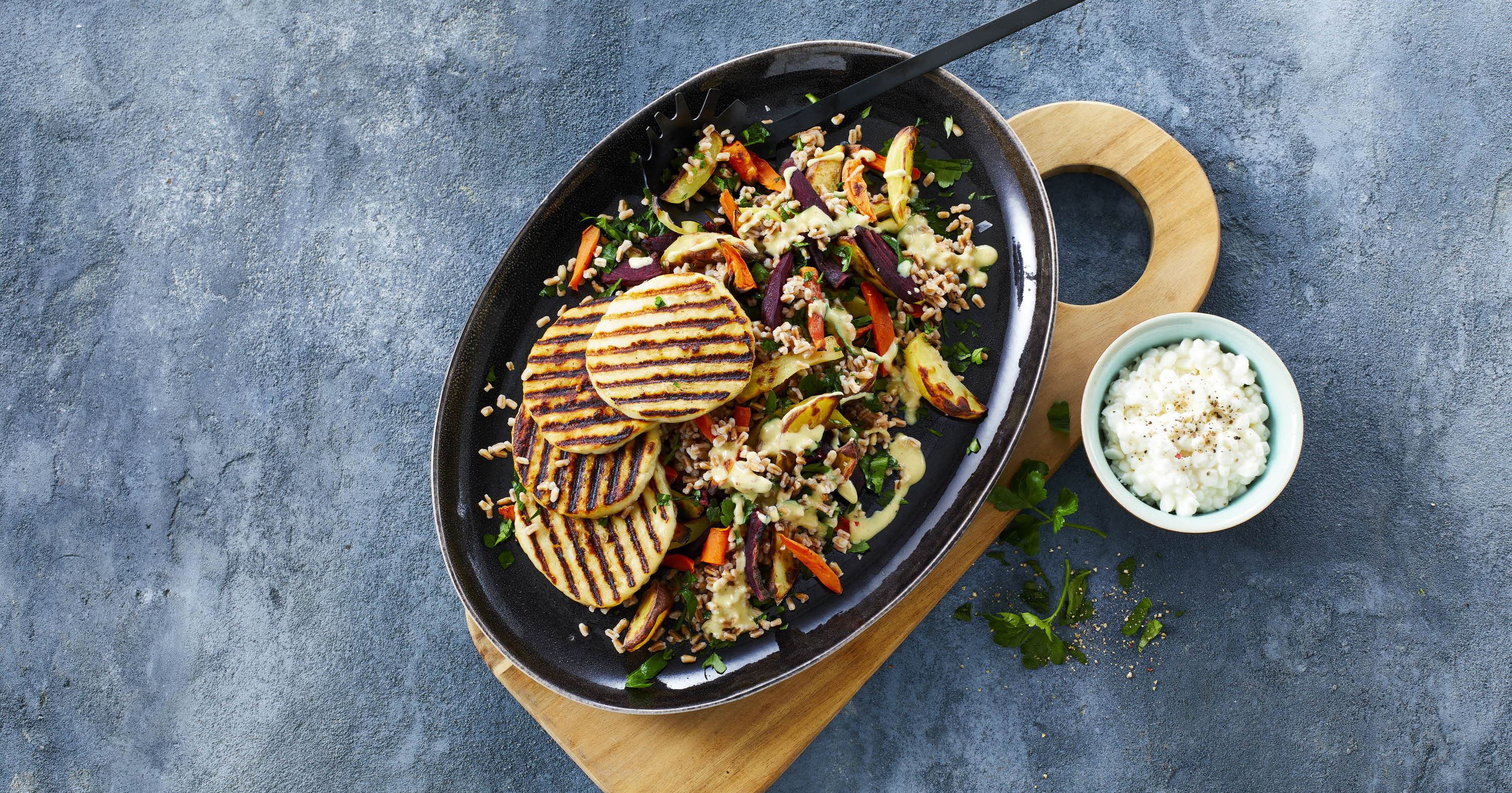 Grillet halloumi med bagt rodfrugtsalat