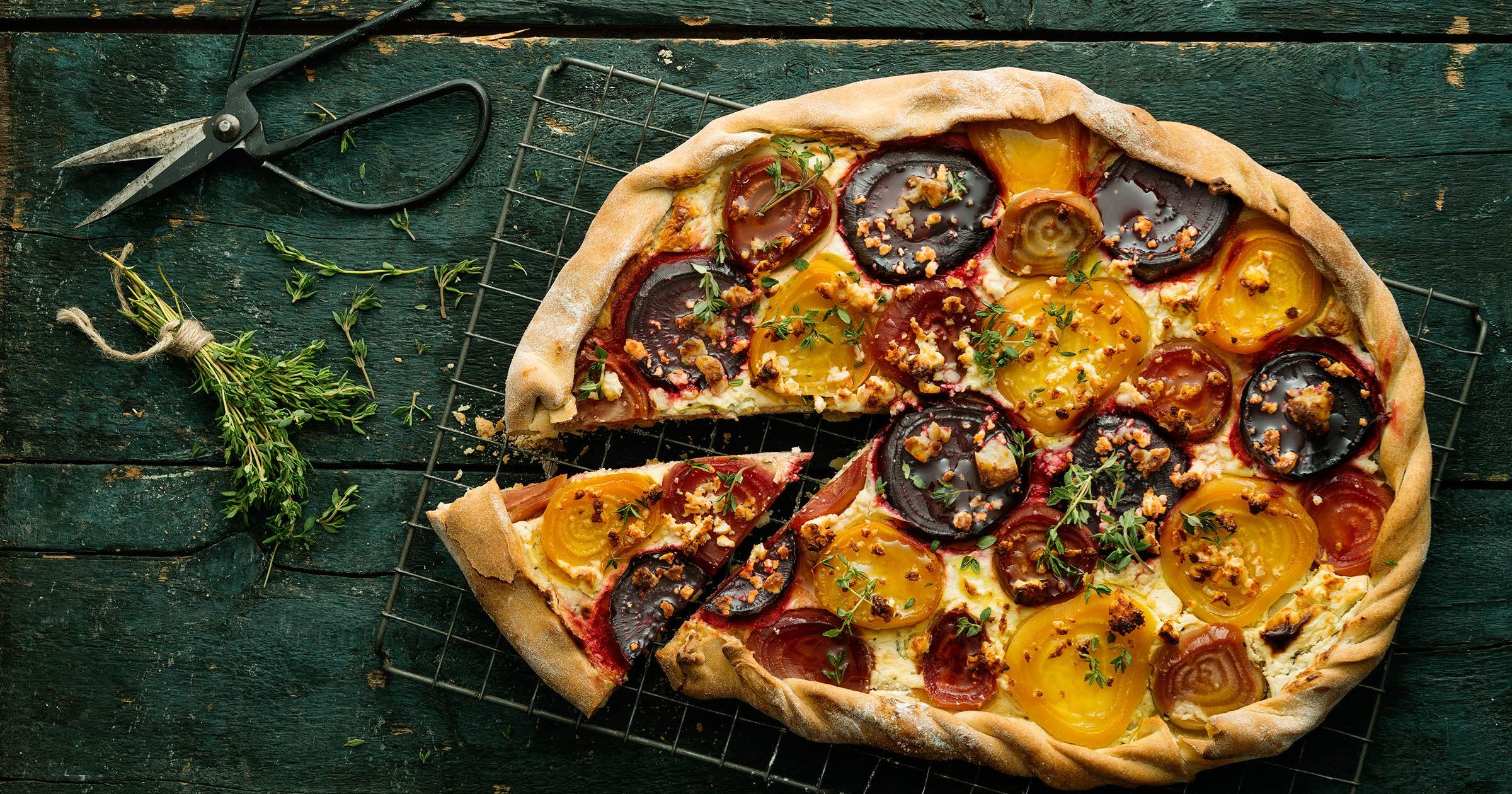 Pizzatærte med farverige beder