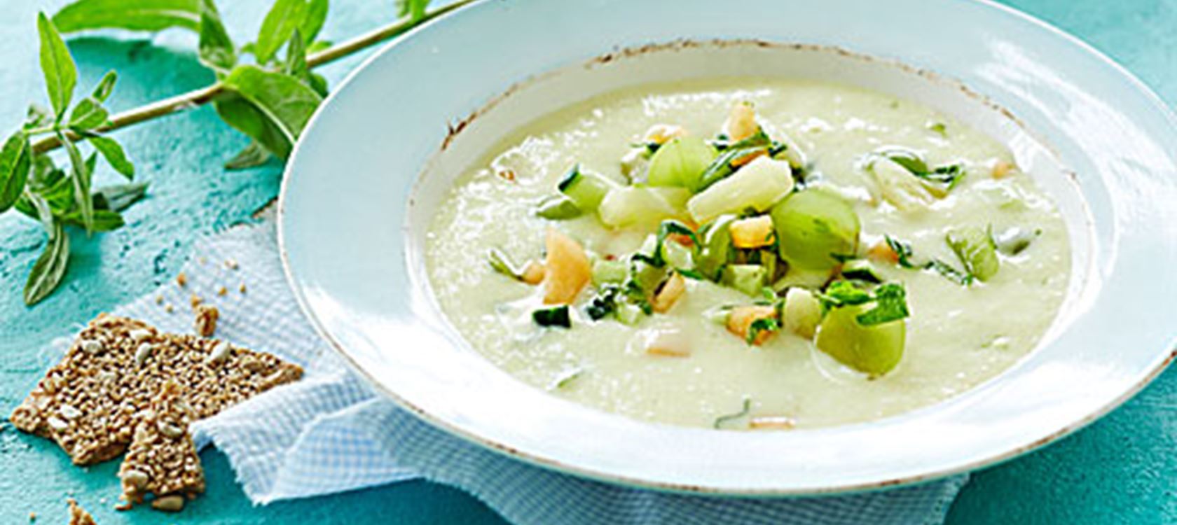 Kold og hot suppe med frugt, agurk og mynte
