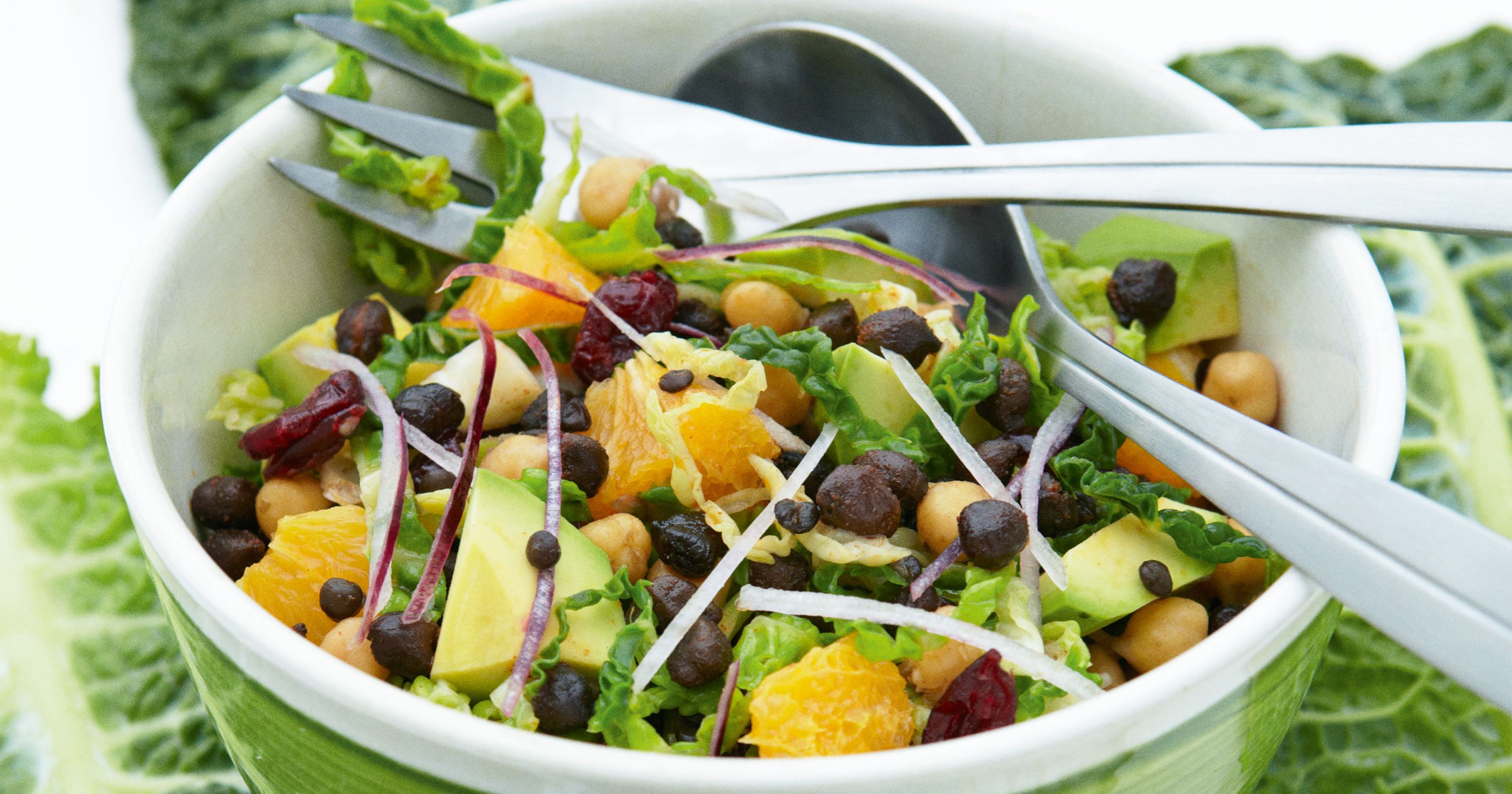 Salat med kikærter, kål, frugt og linser