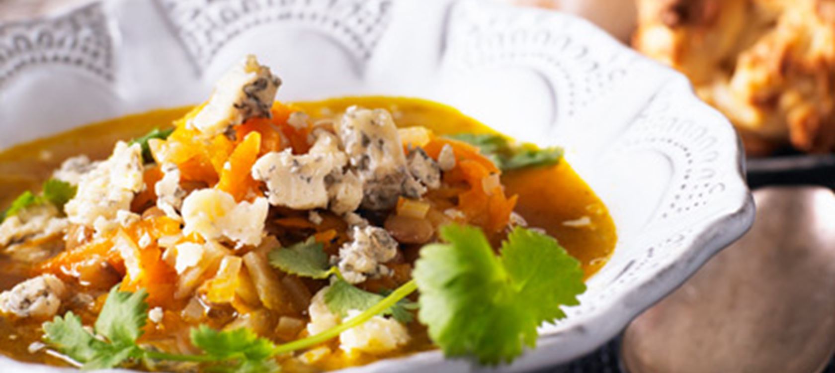 Grøn linsesuppe med blåskimmelost