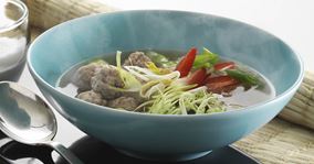 Asiatisk suppe med grønt og kødboller