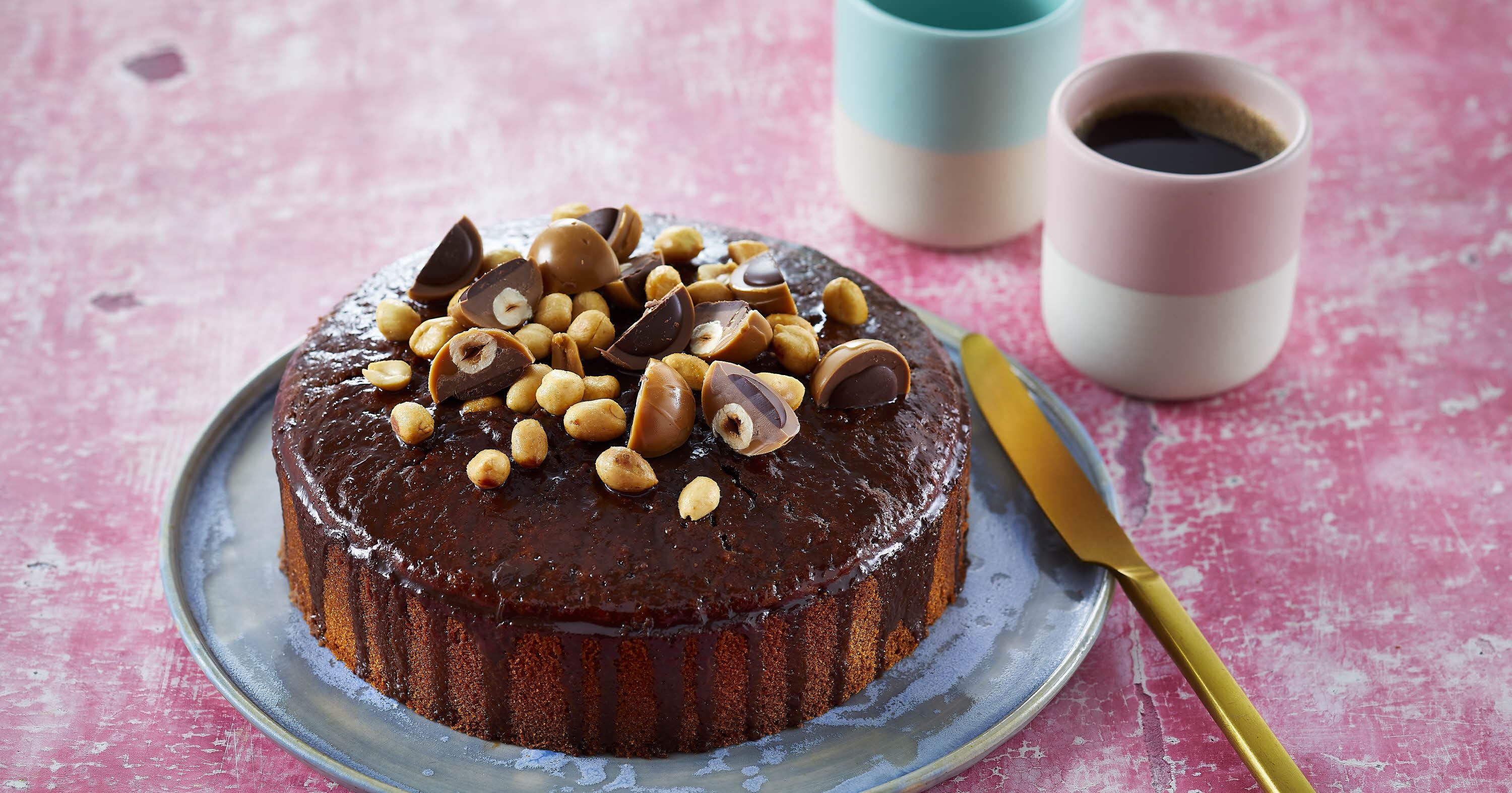 Kage med kakao og peanuts