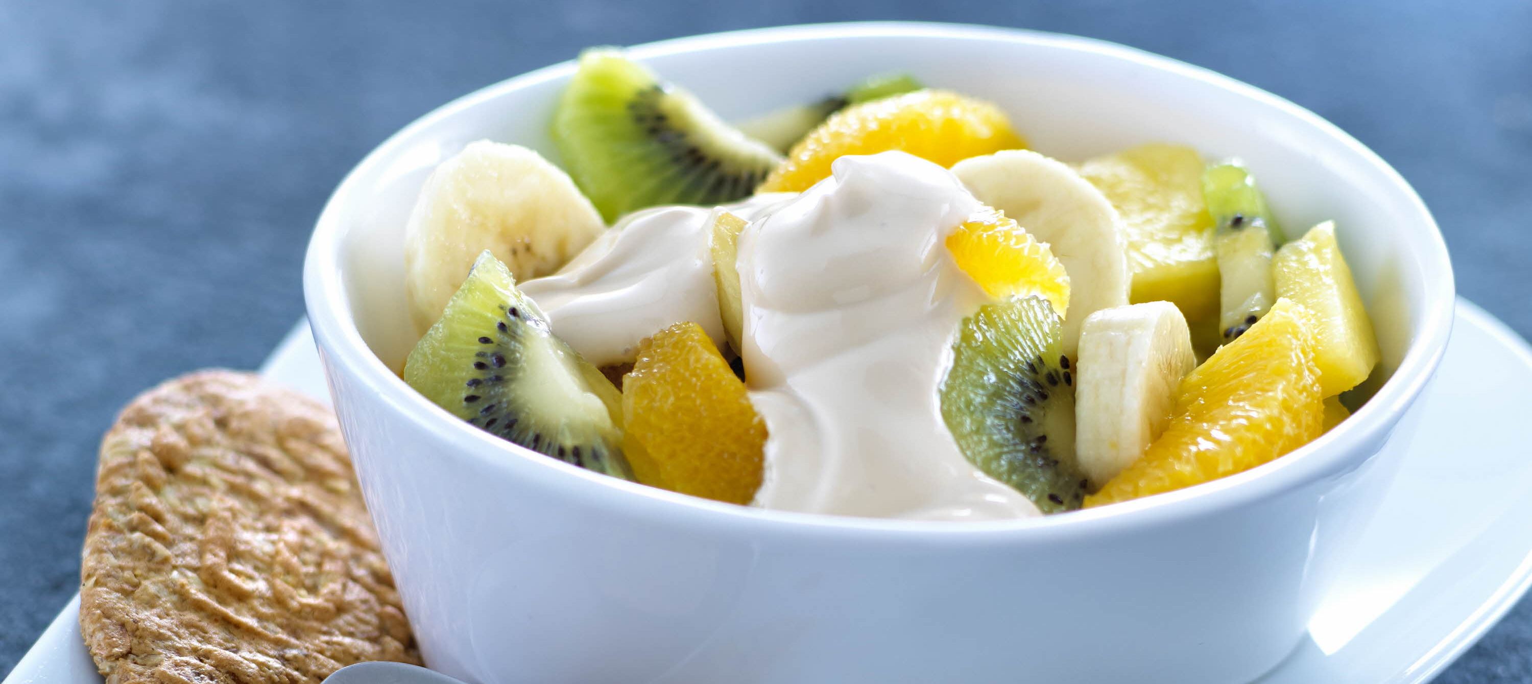 Frisk frugtsalat med sød mokkacreme