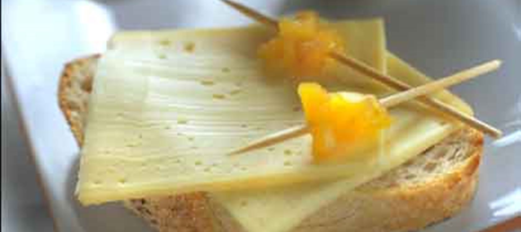 Ostemad med ananaschutney