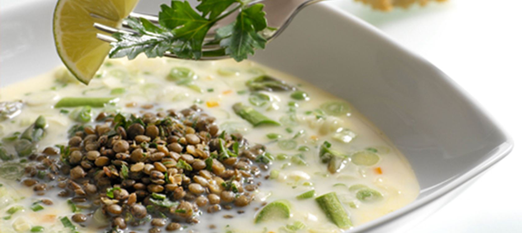 Sommersuppe med krydrede linser