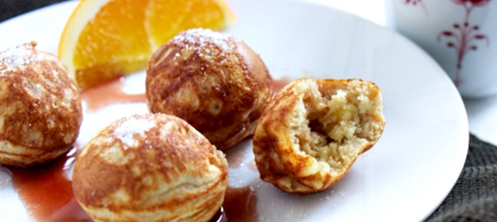 Grove æbleskiver med blåbærsirup