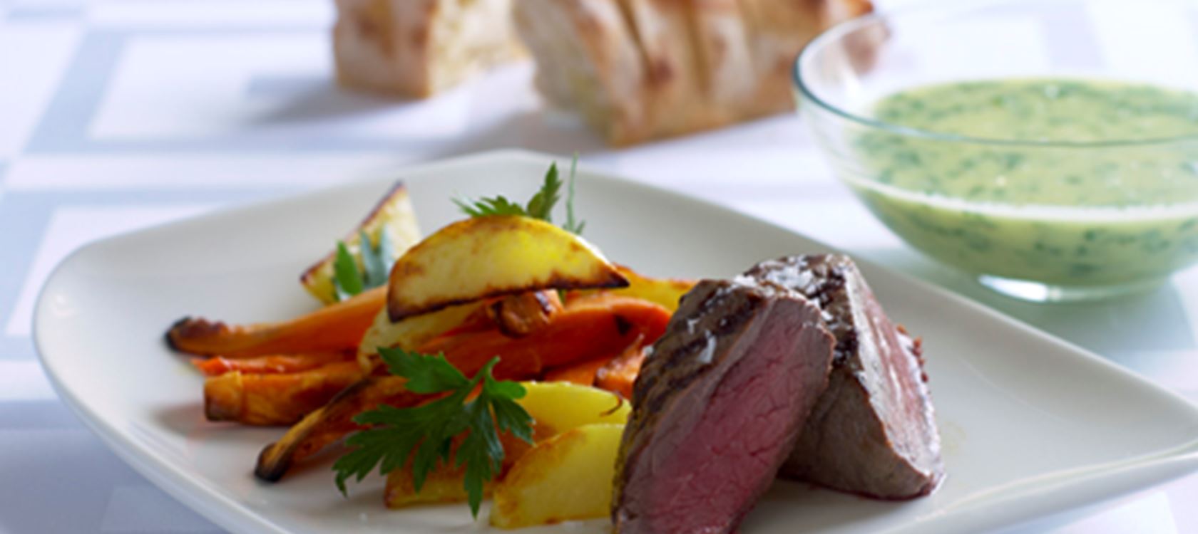 Bøffer med bearnaise, hvidløgsflute og bagte rodfrugter