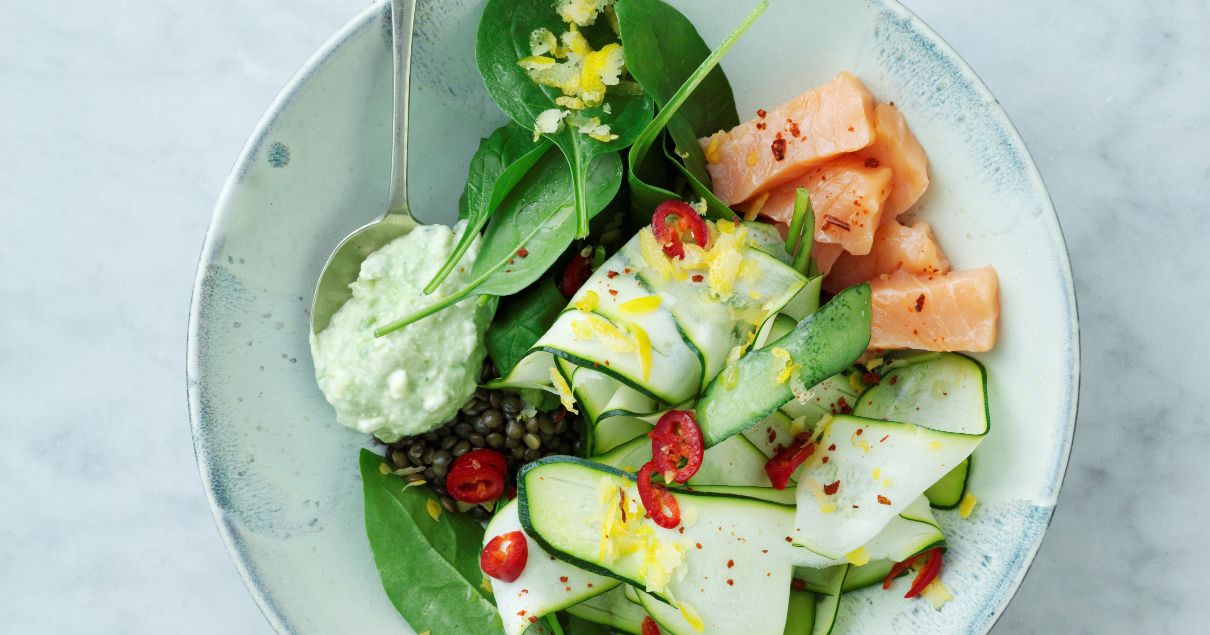 Squashsalat med laks og avocadodip
