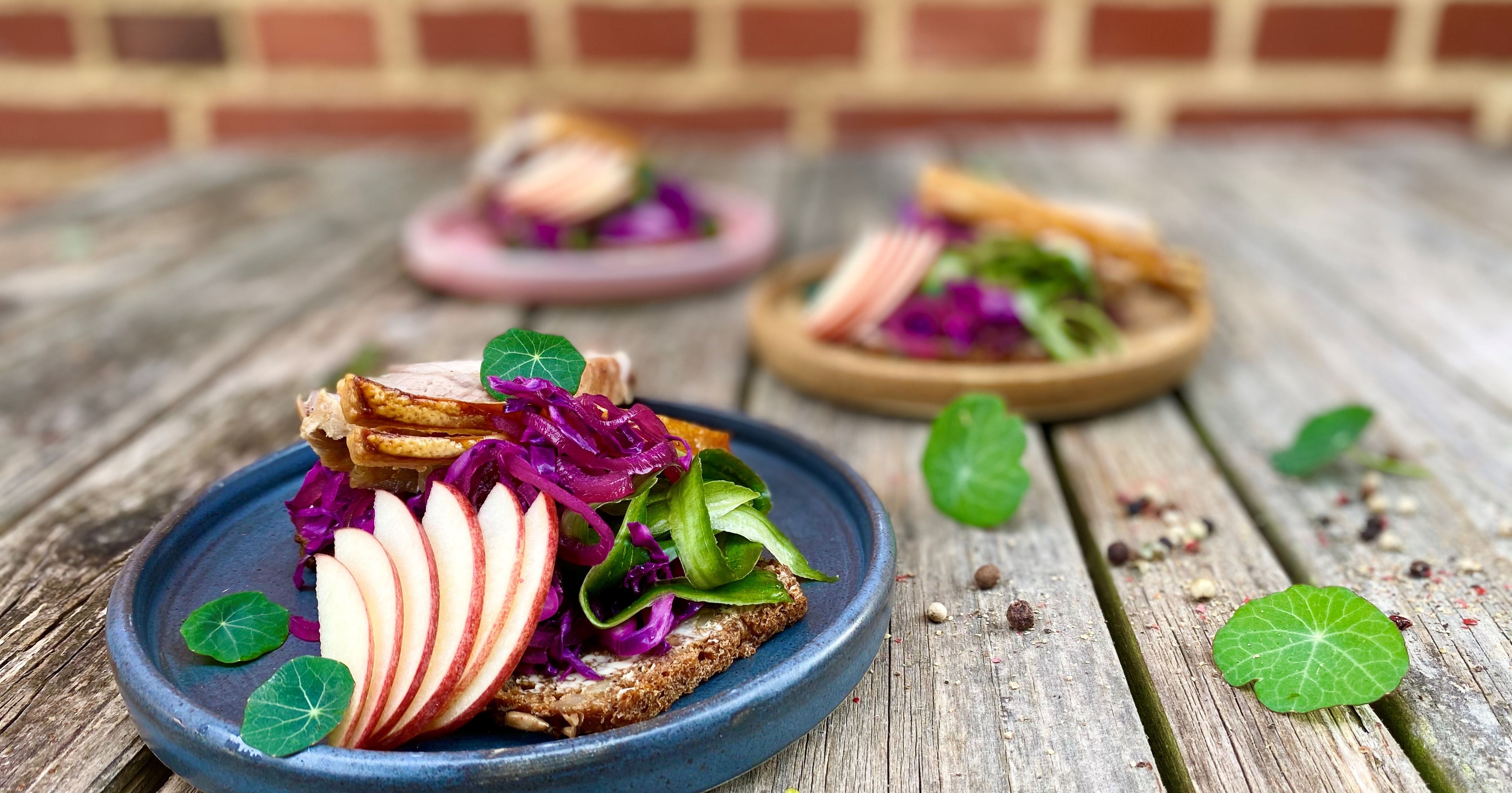 Smørrebrød med flæskesteg