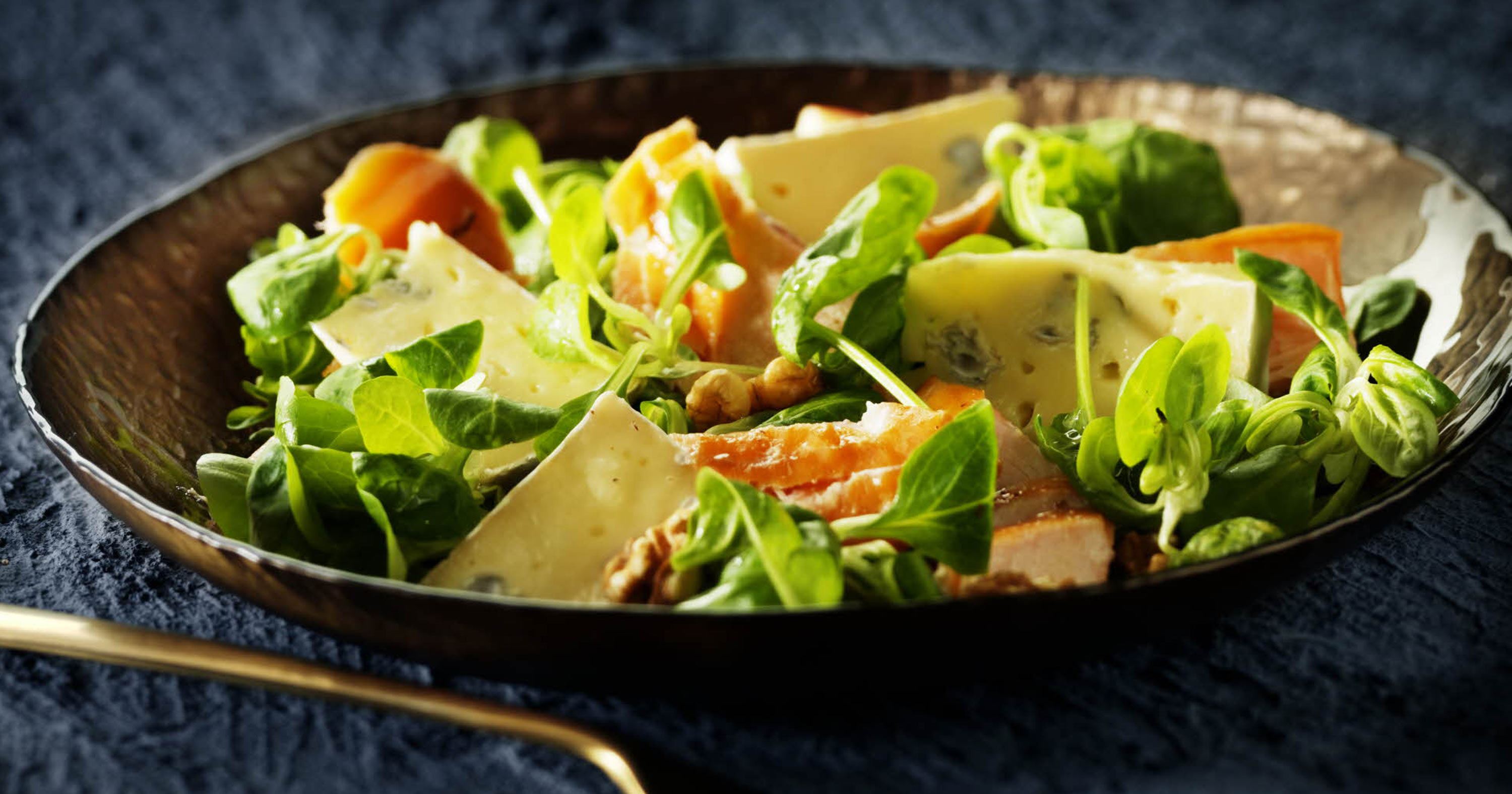 Salat med røget laks og valnødder