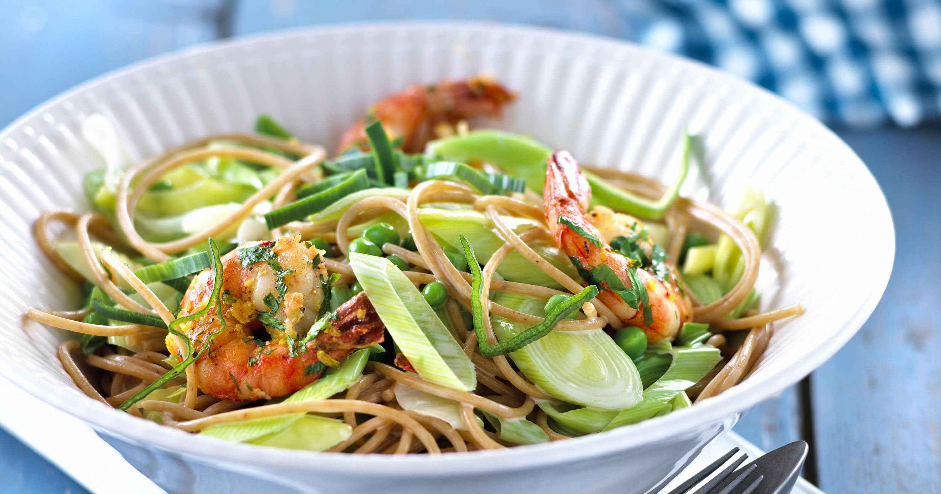Fuldkornsspaghetti med porrer og tigerrejer