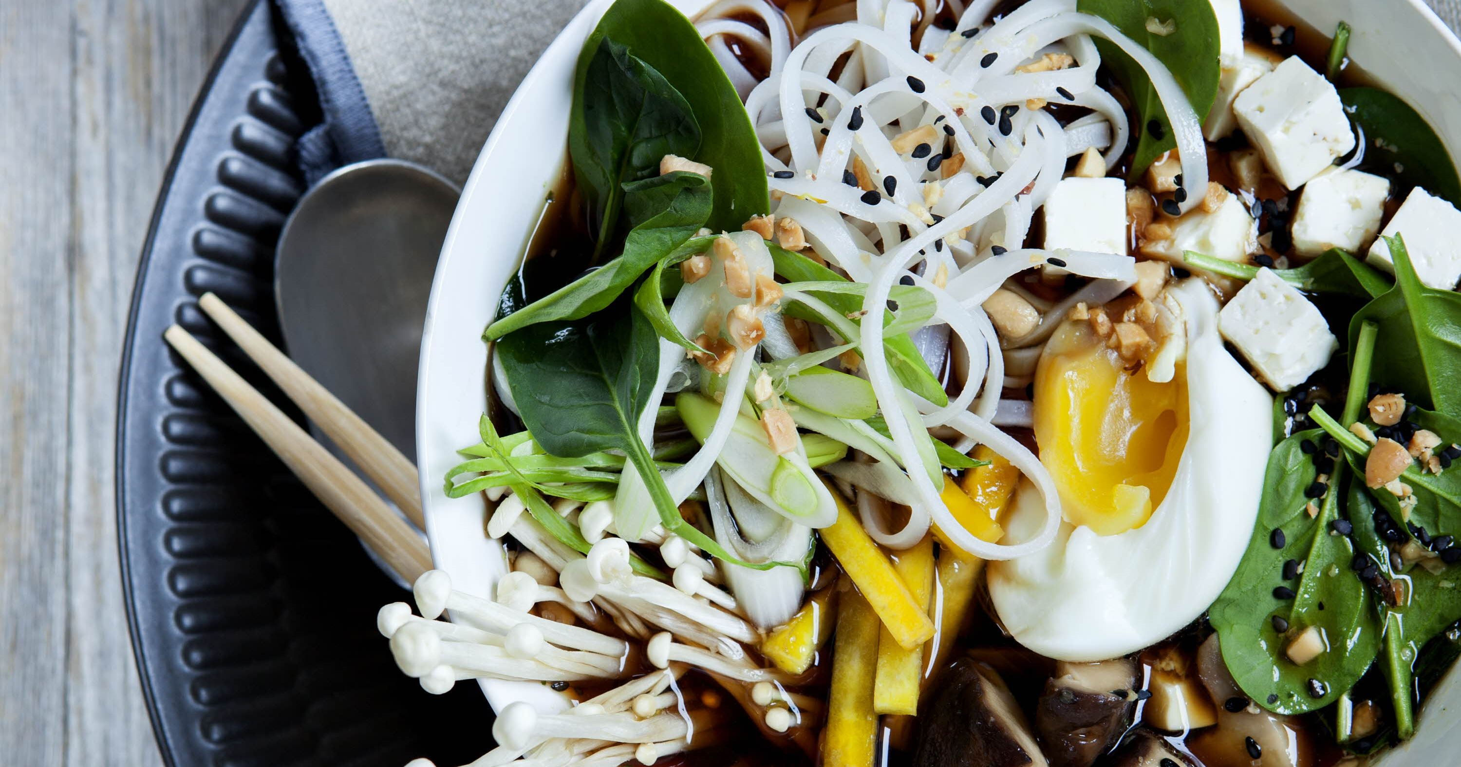 Ramen suppe med svampe, nudler og æg