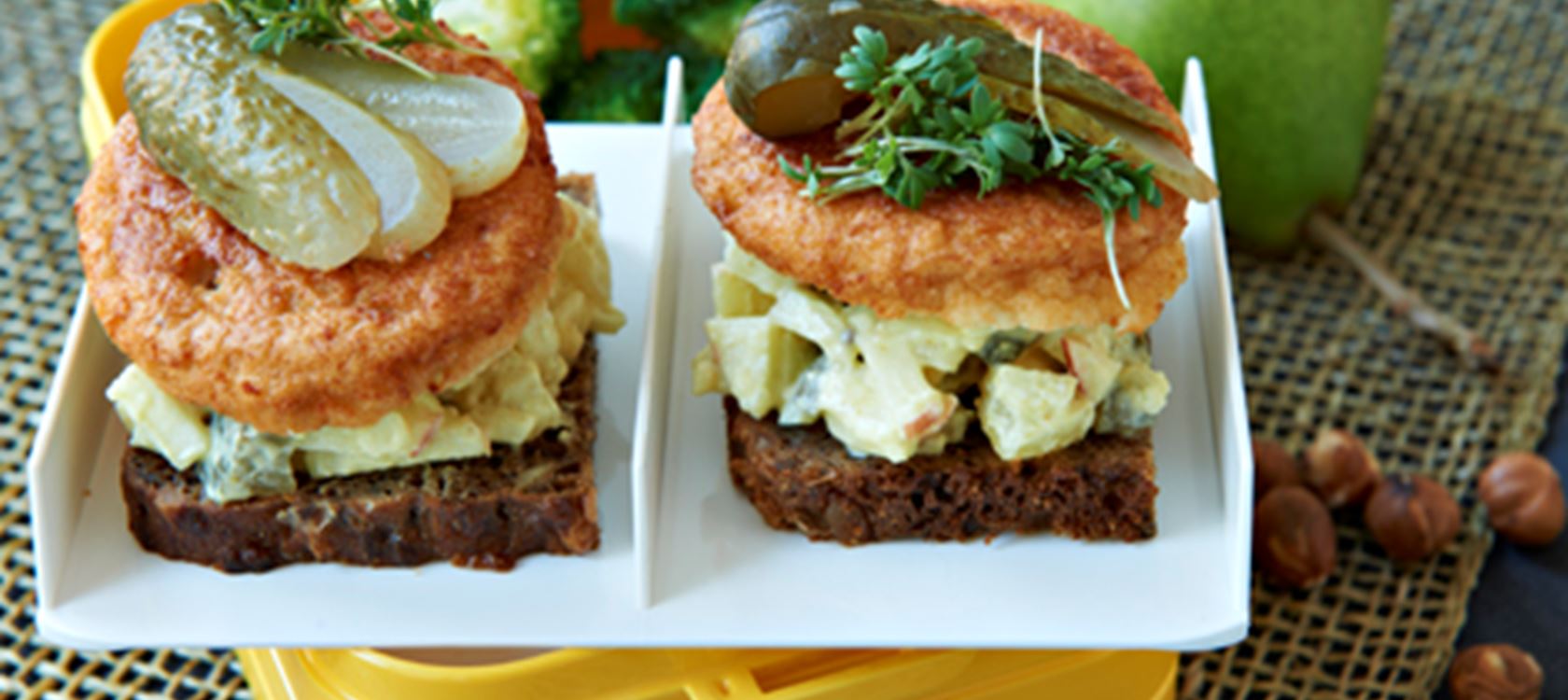 Rugbrødsmad med kartoffelremoulade og fiskefrikadelle