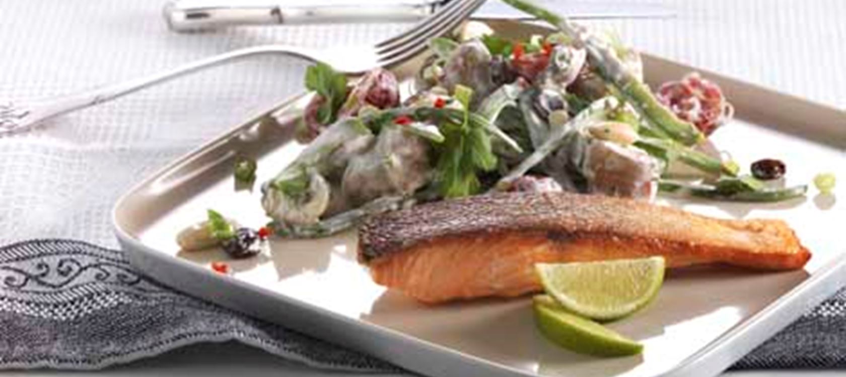 Hot kardemommekrydret kartoffelsalat og laks