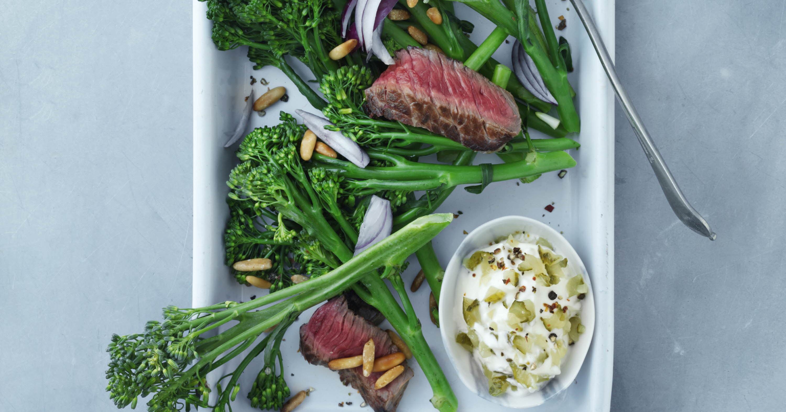 Rustik bøfsalat med aspargesbroccoli