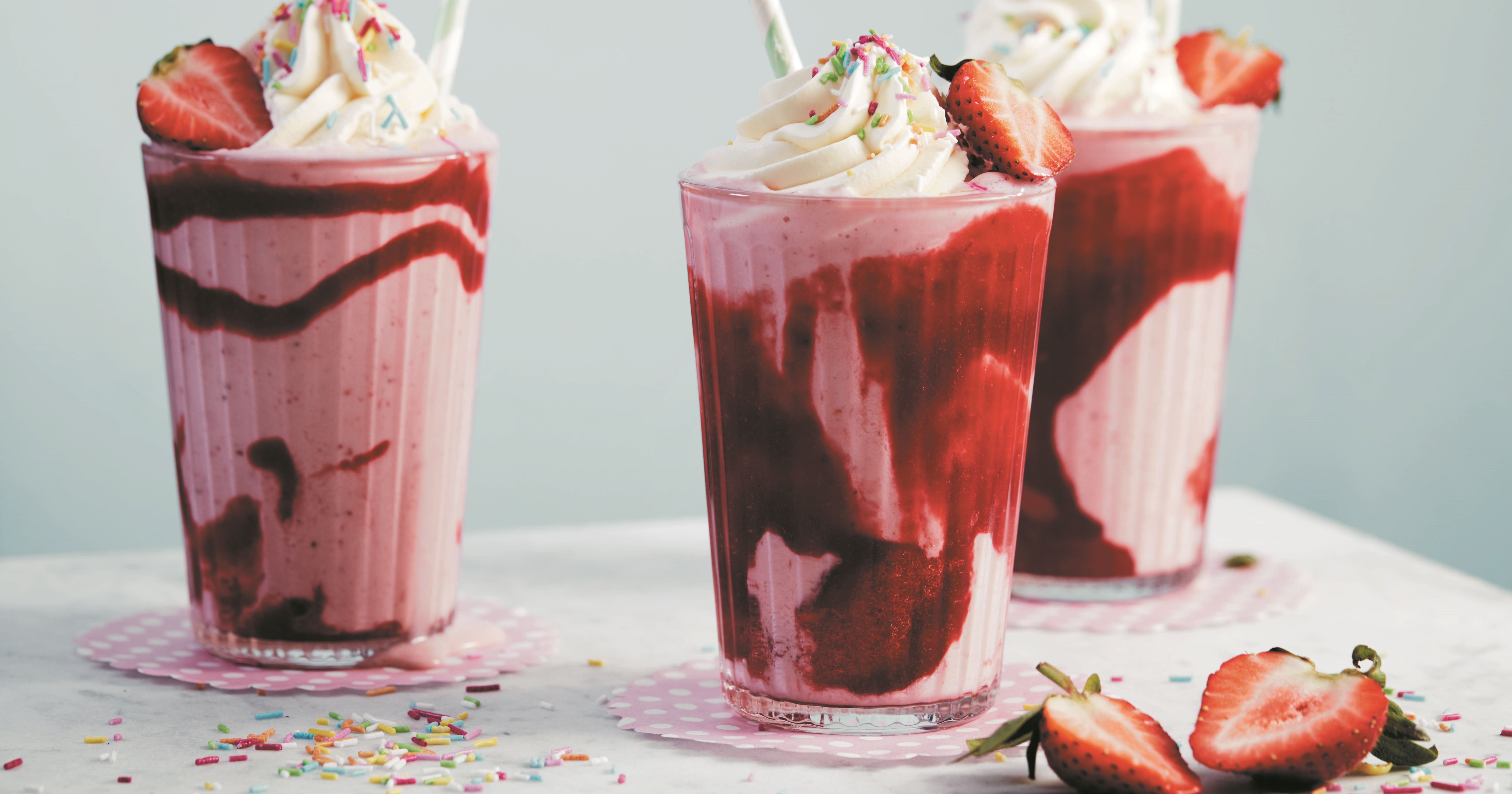 Jordbærshake med ekstra af det hele