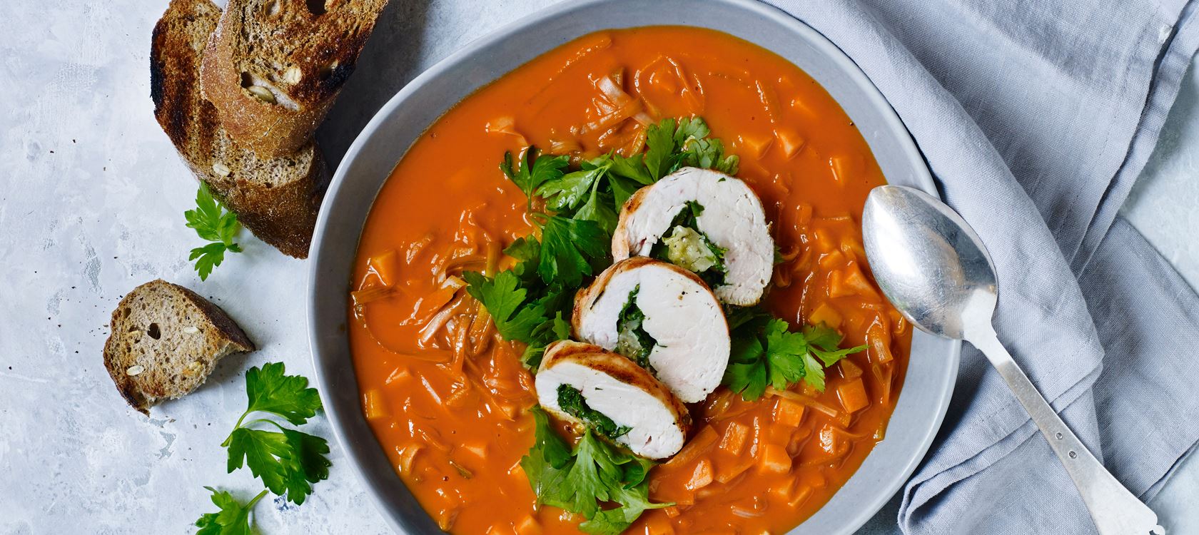 Tomatsuppe og grillede kyllingepakker med ost