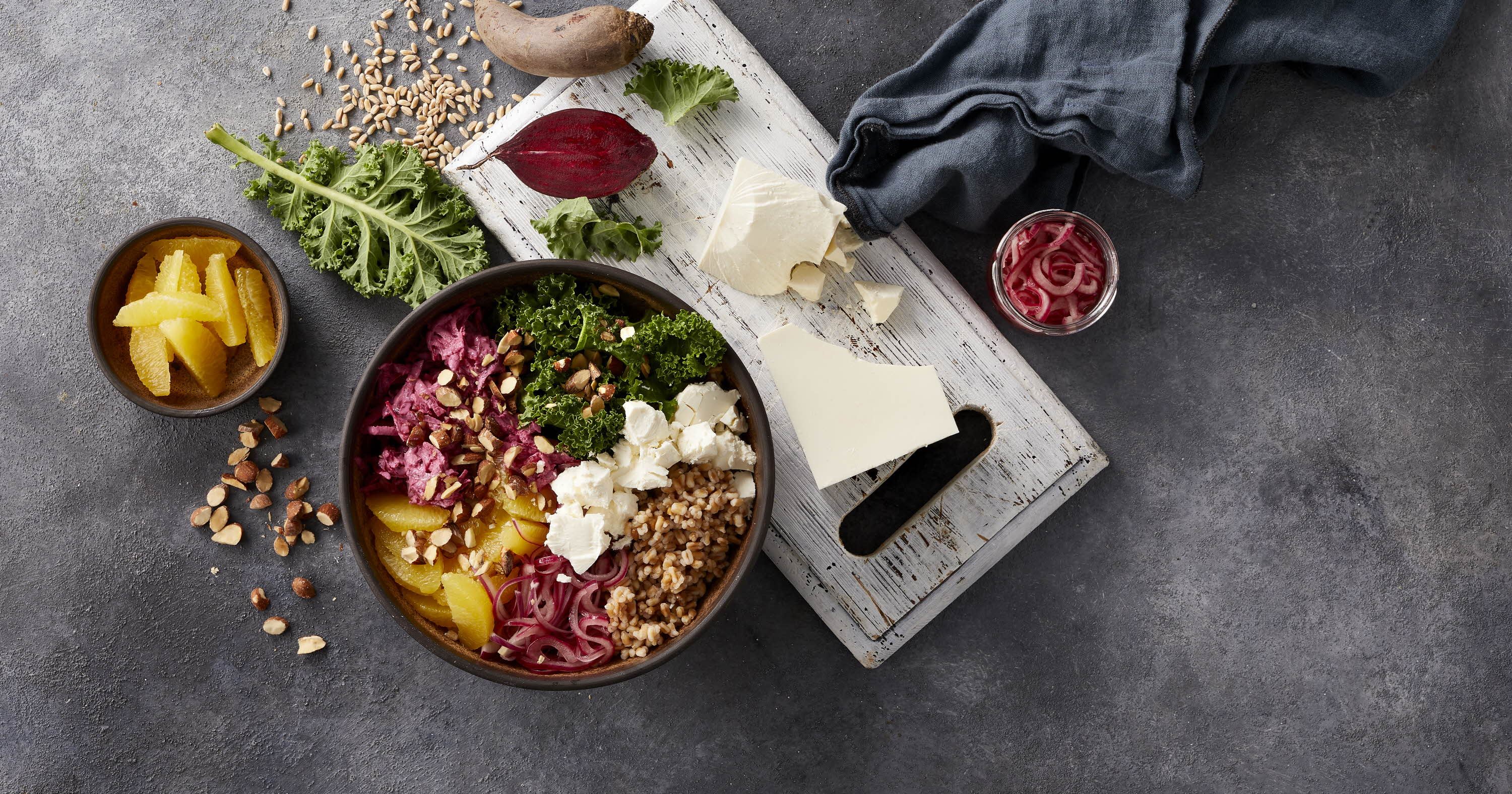 Bowl med grønkål, rødbedecreme og salatost