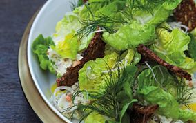Salat med bagt torsk, rodfrugter, urter og ristet rug
