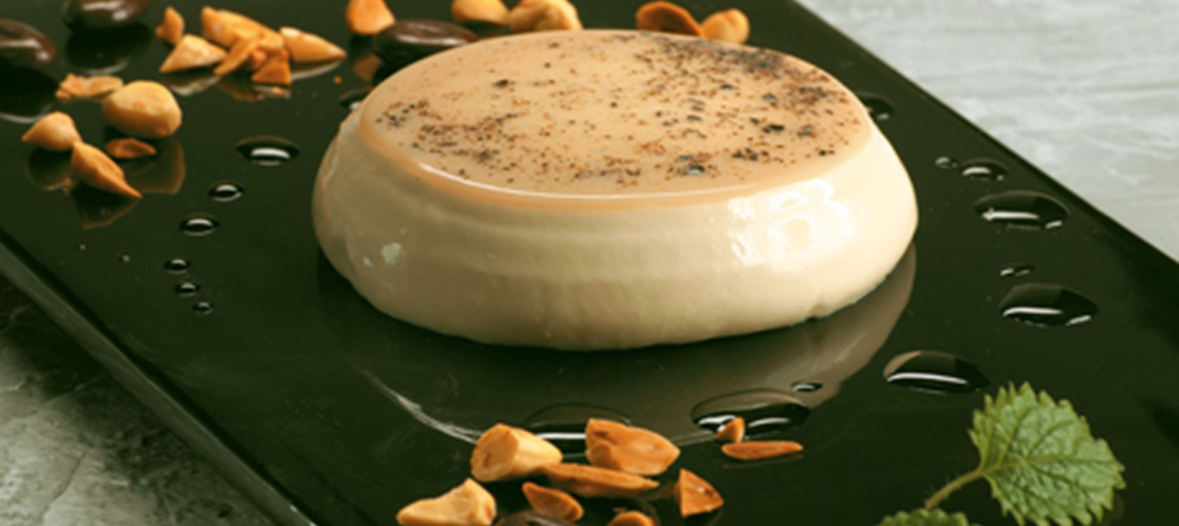 Mokka-panna cotta med ristede mandler