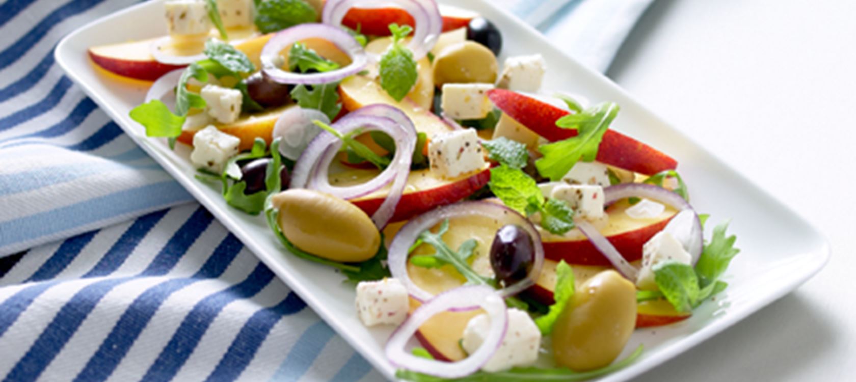 Nektarinsalat med sorte og grønne oliven