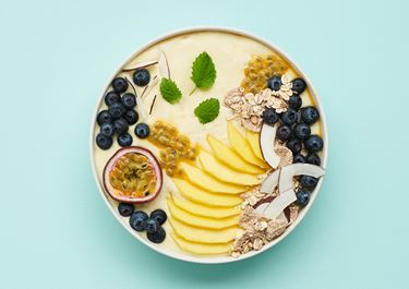 Smoothie bowl med mango og kokos