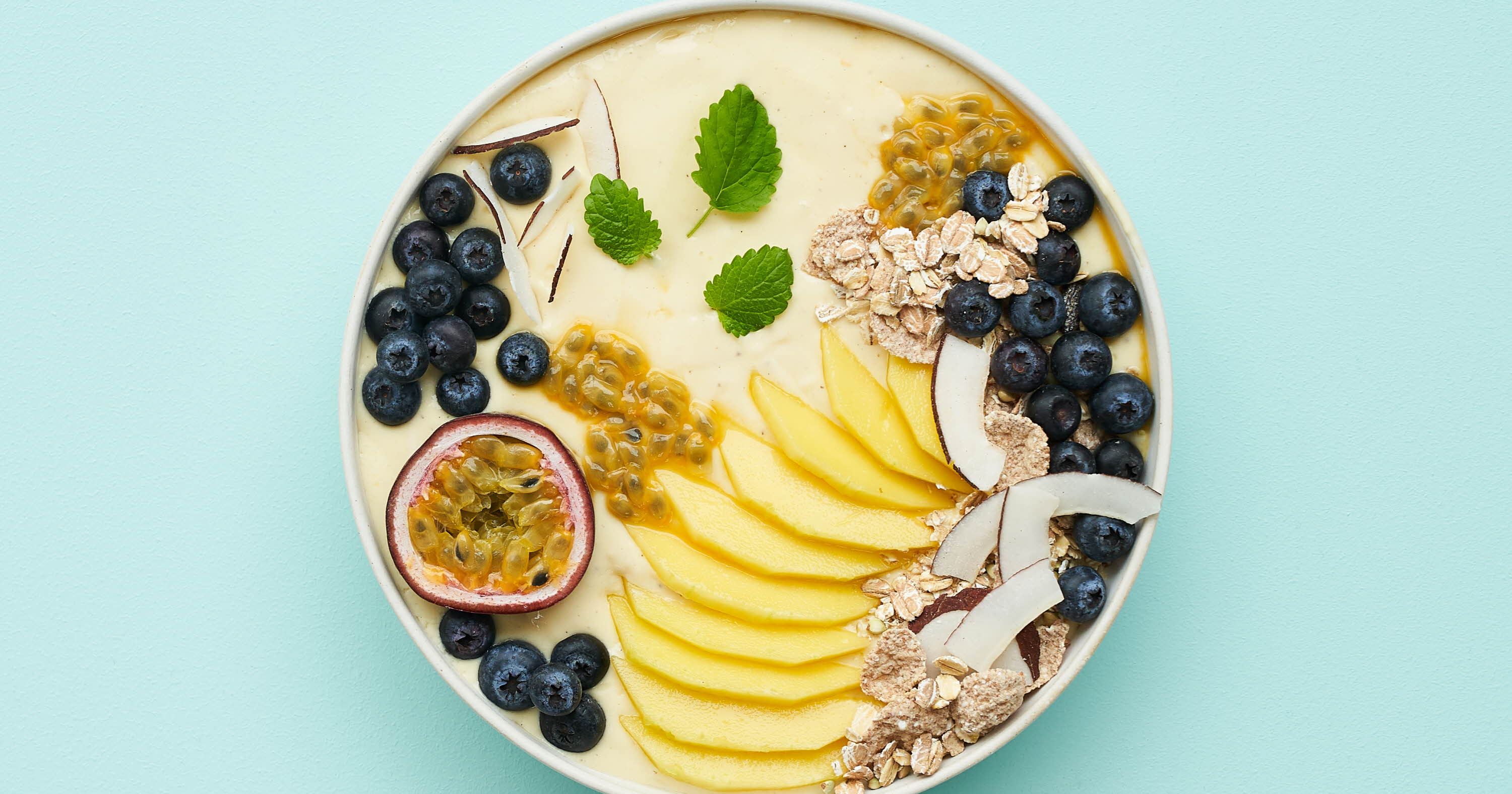 Smoothie bowl med mango og kokos
