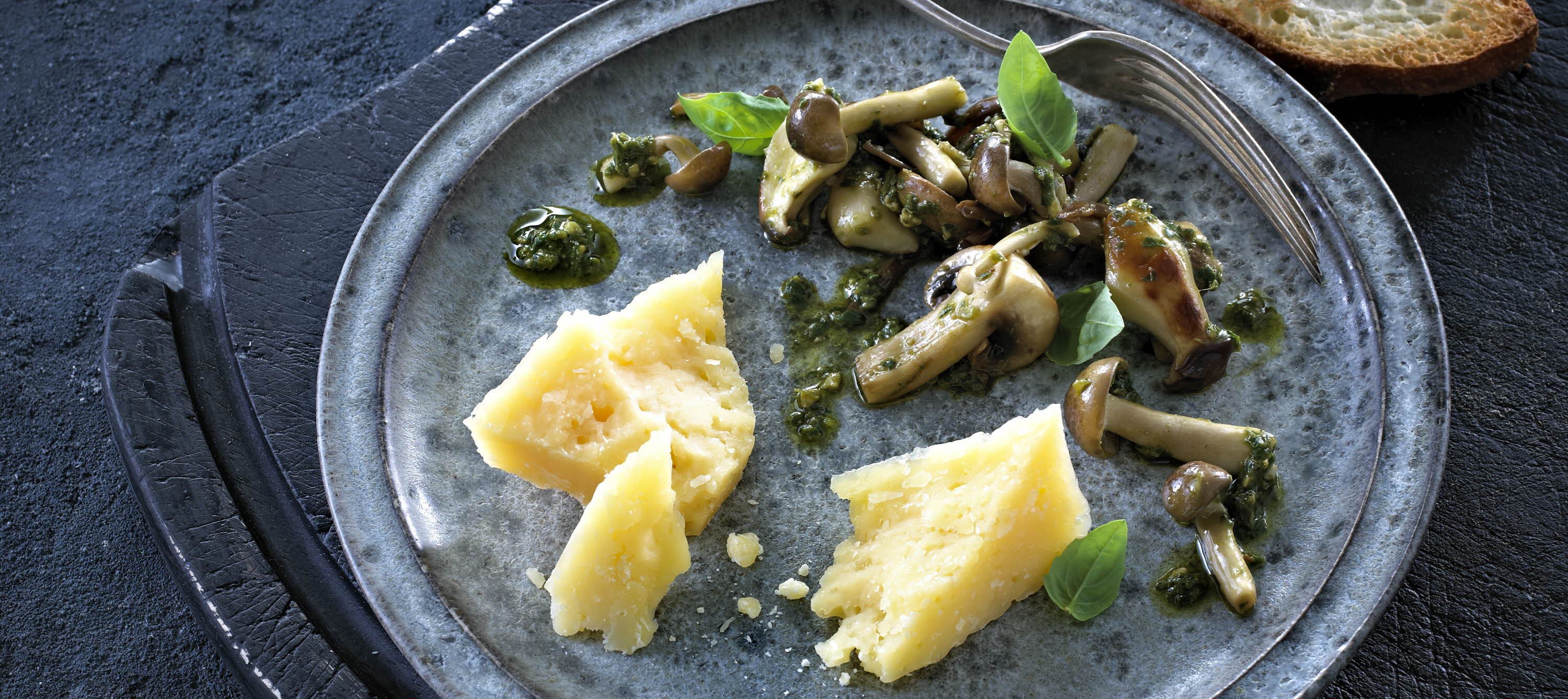 Pesto-marinerede svampe til ost