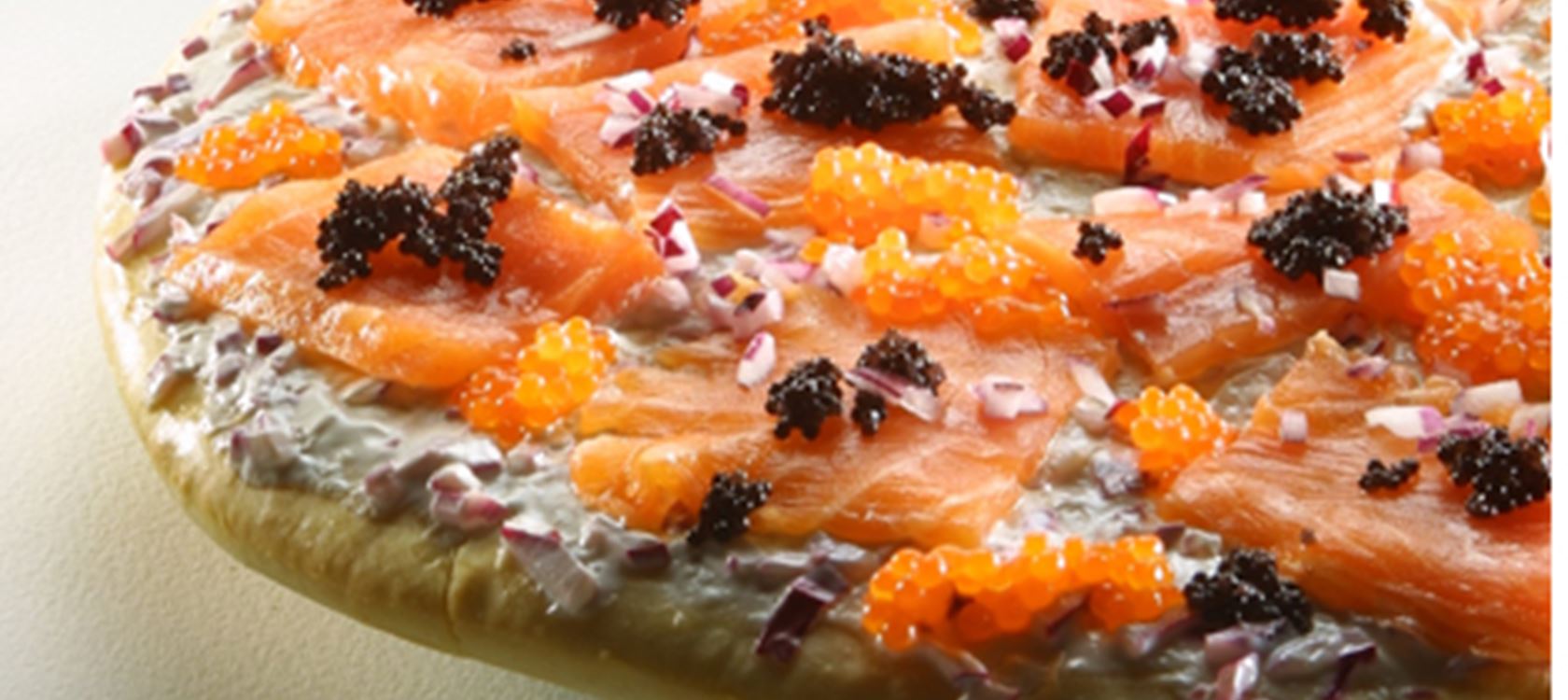 Hvid pizza med røget laks og stenbiderrogn
