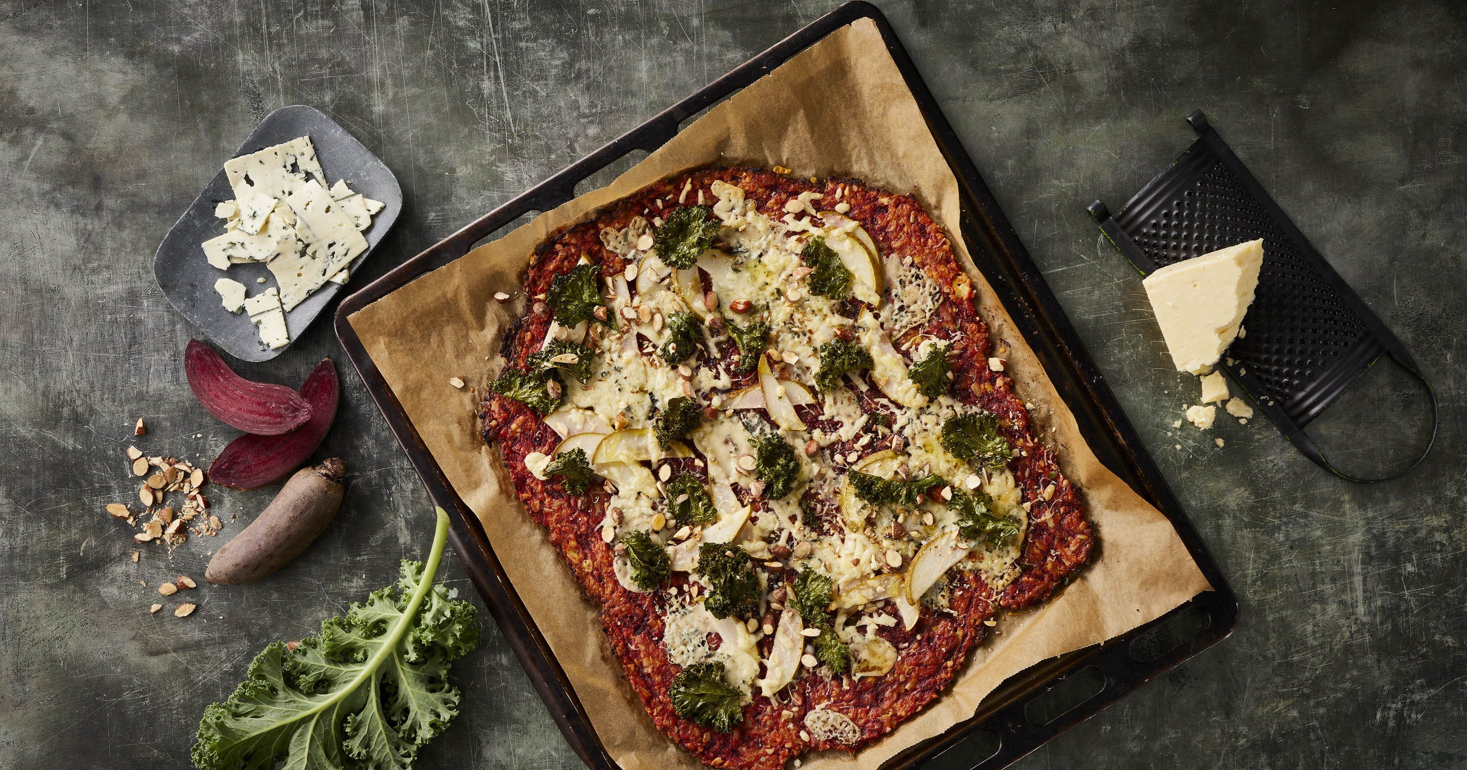 Rødbedepizza med grønkålschips