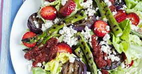 Salat med jordbær og grillede grøntsager