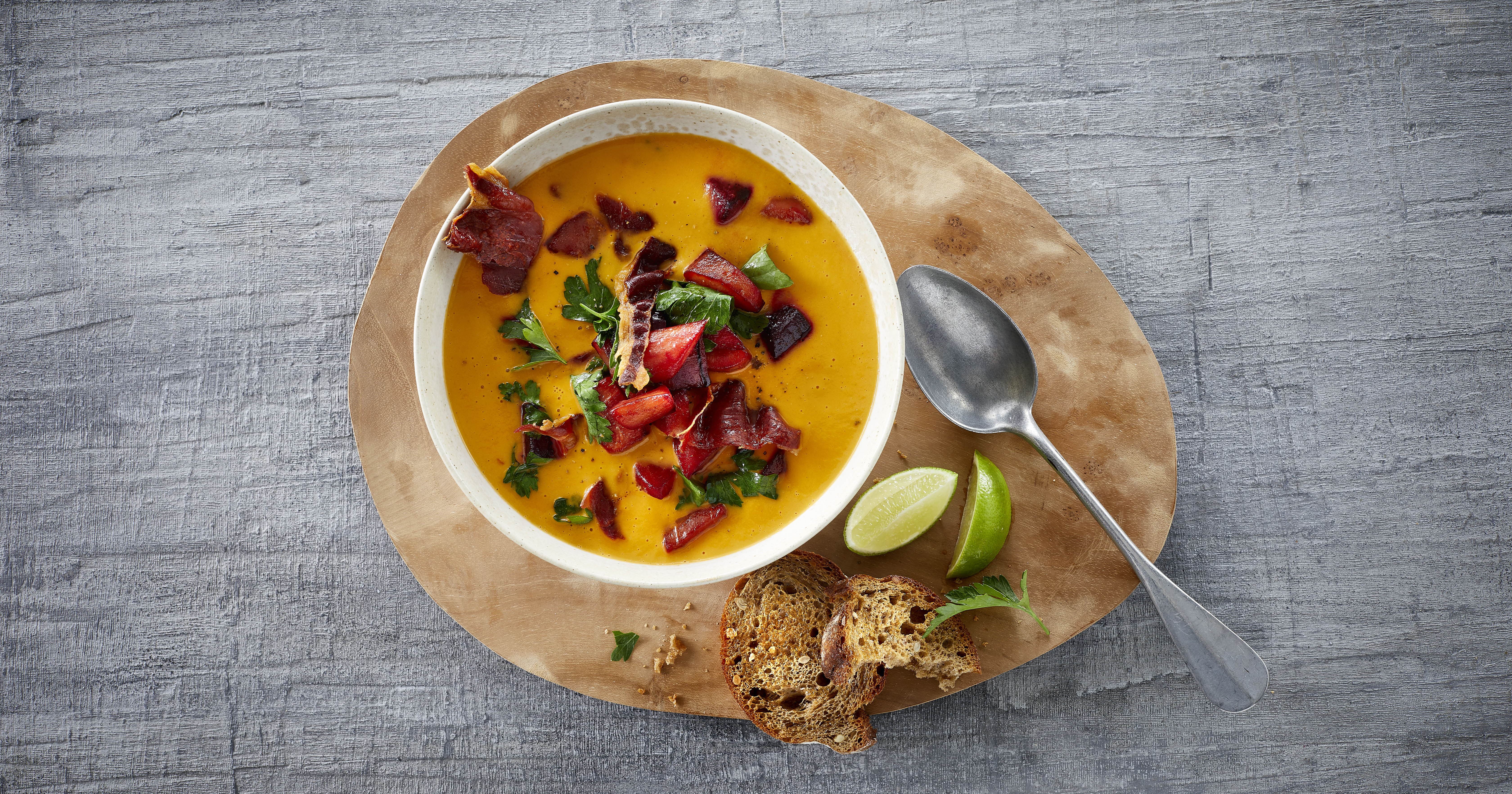 Græskarsuppe med stegte rodfrugter og sprød serrano skinke