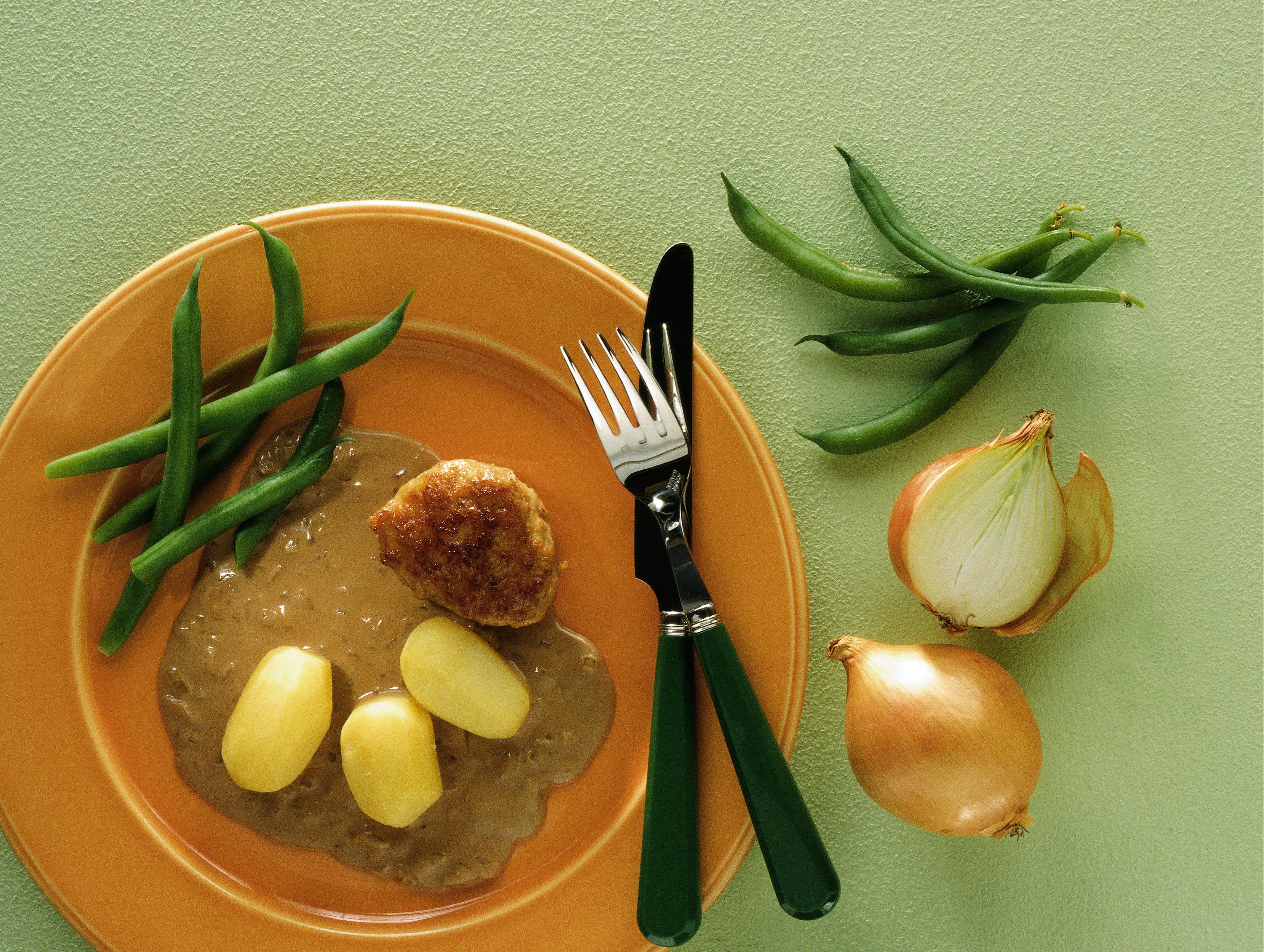 Frikadeller med løgsauce Opskrift fra Arla